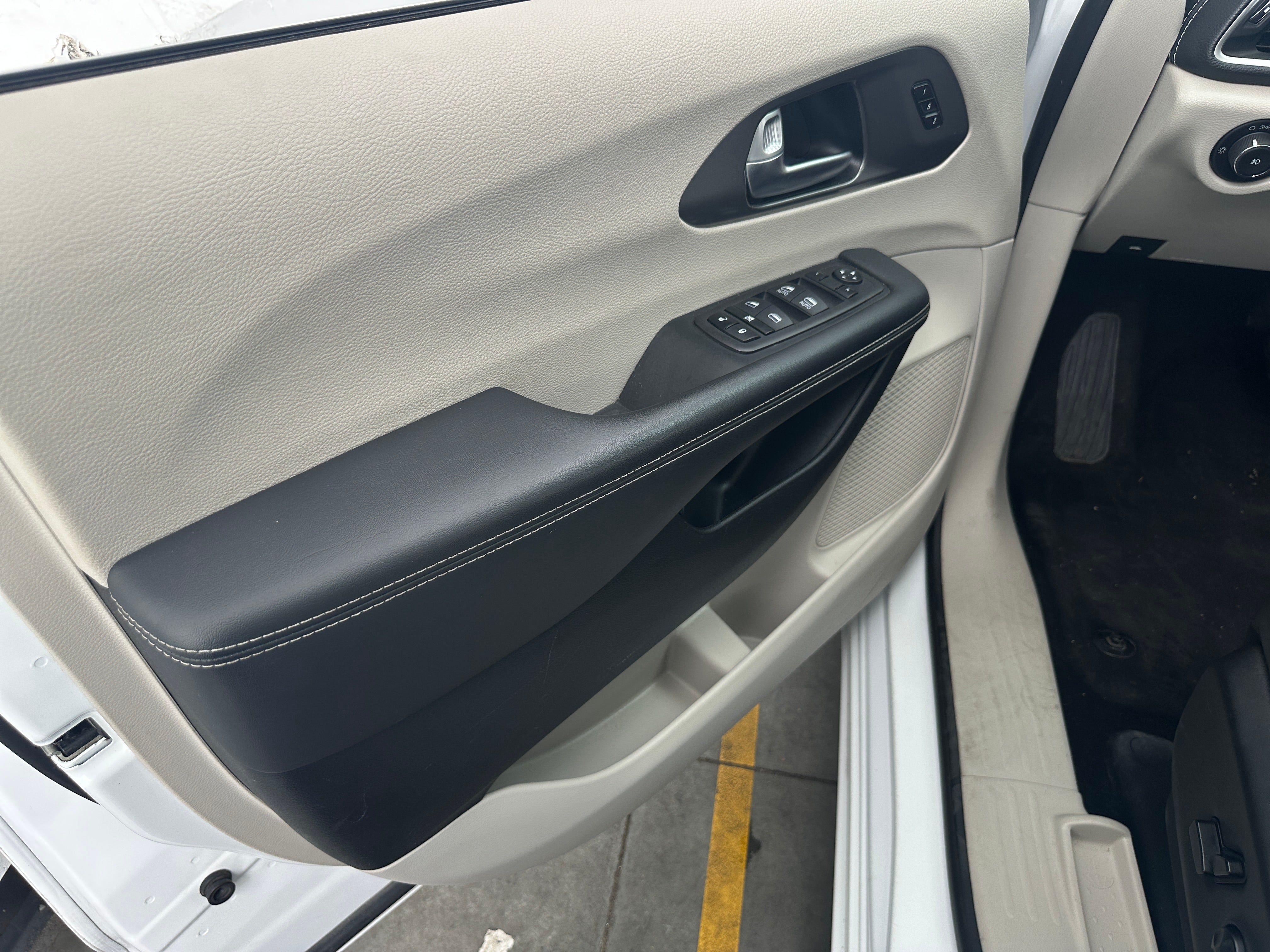 Used 2024 Chrysler Pacifica PHEV Select with VIN 2C4RC1S76RR118202 for sale in Eagan, Minnesota