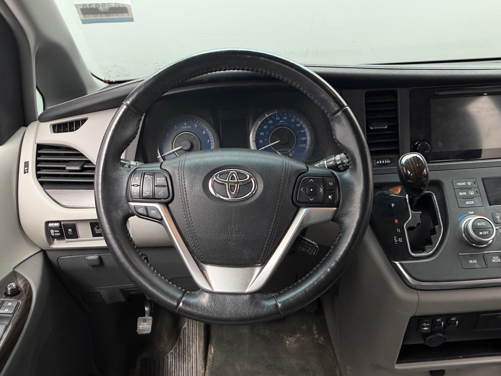 Thumbnail: 2015 Toyota Sienna - 4
