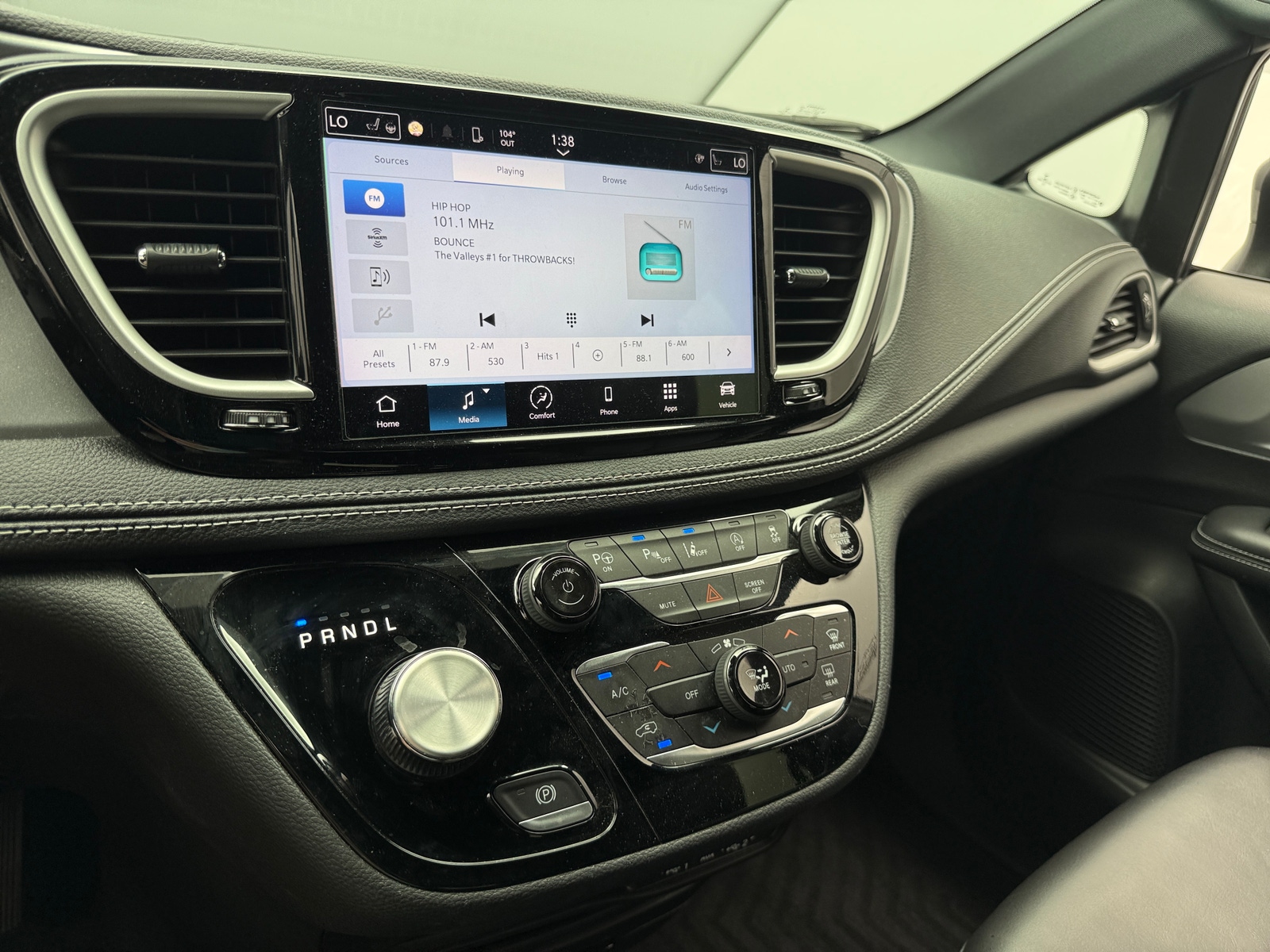 Thumbnail: 2023 Chrysler Pacifica - 3