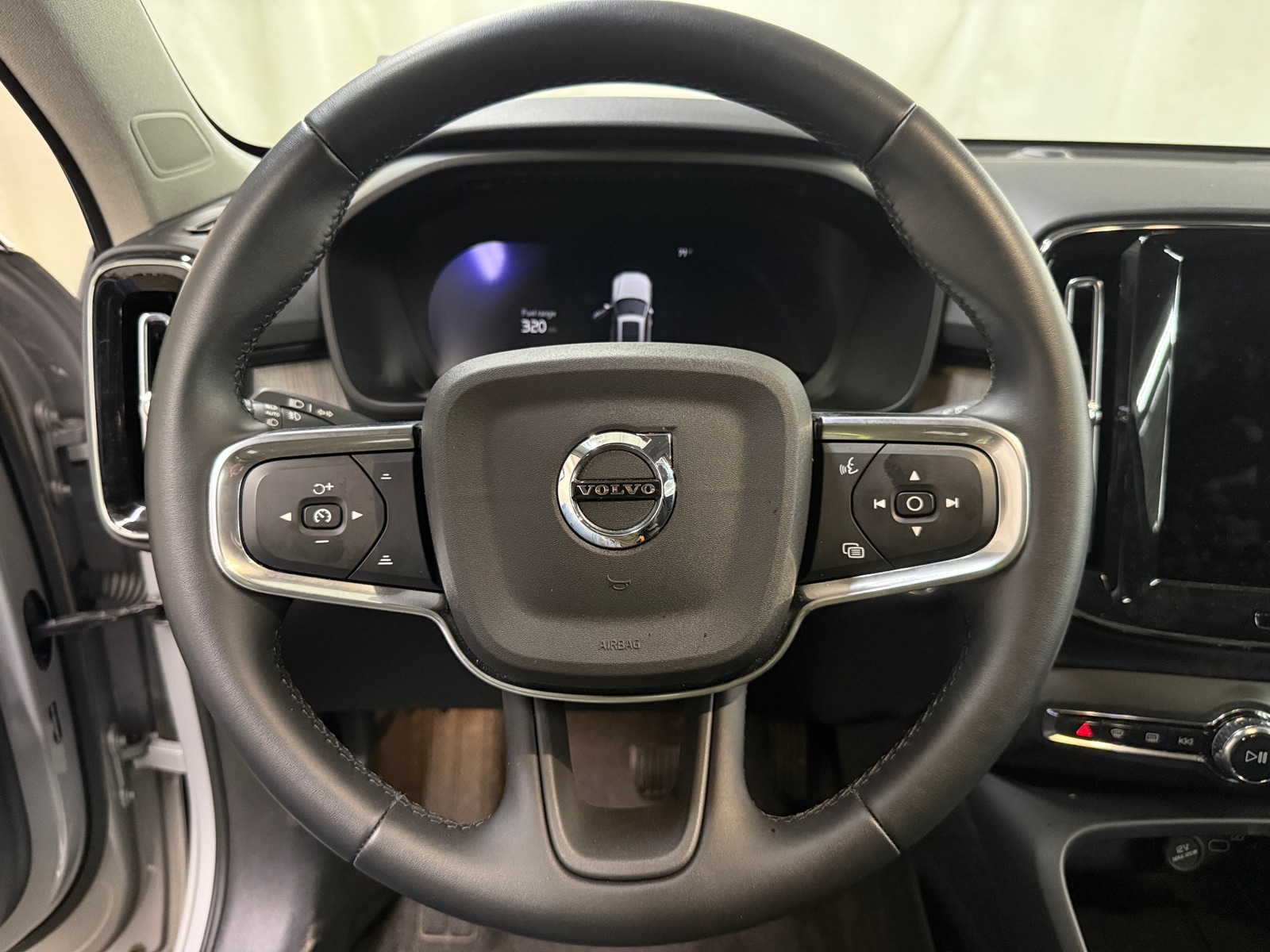 Thumbnail: 2025 Volvo XC40 - 4