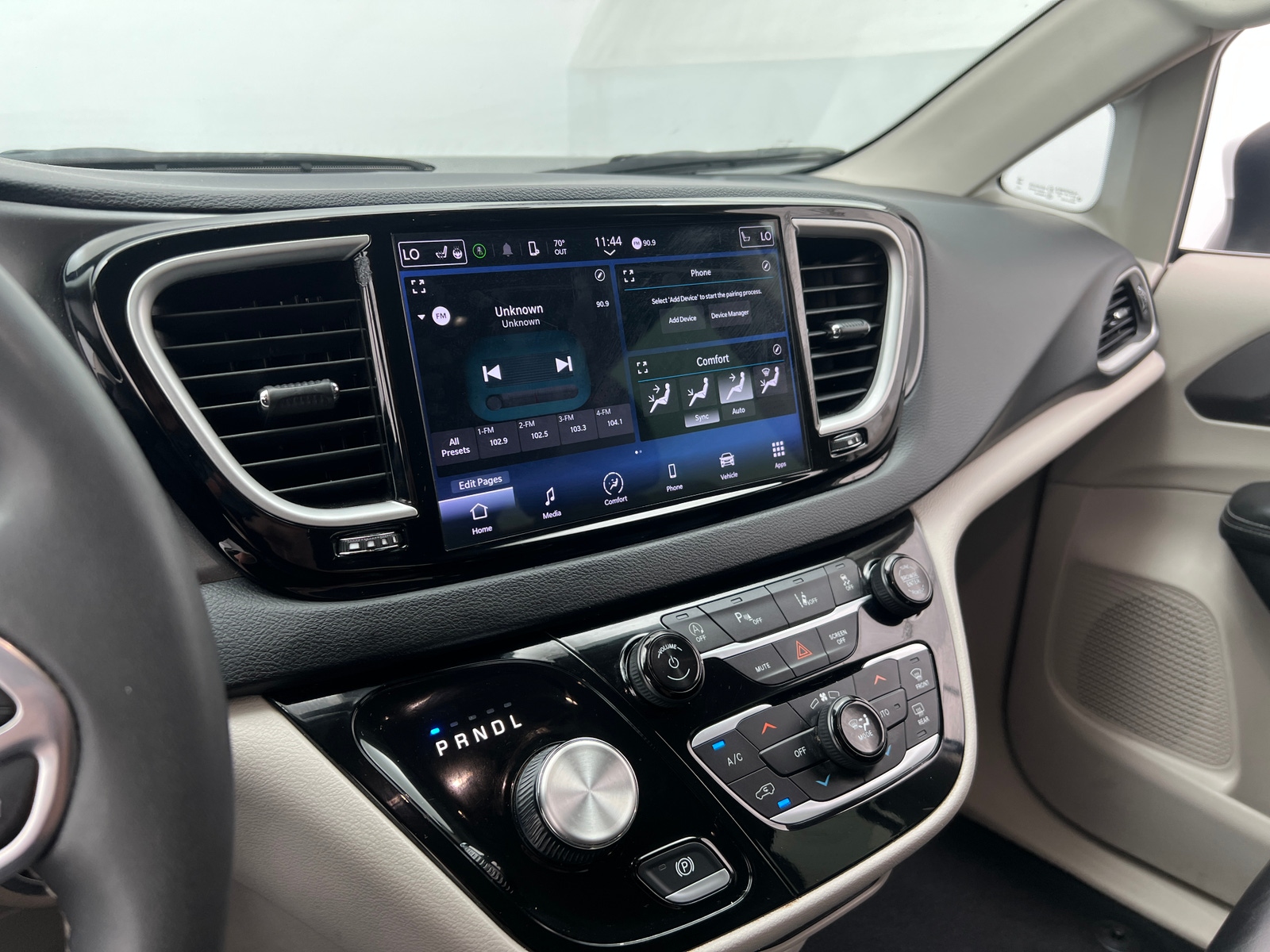 Thumbnail: 2023 Chrysler Pacifica - 3