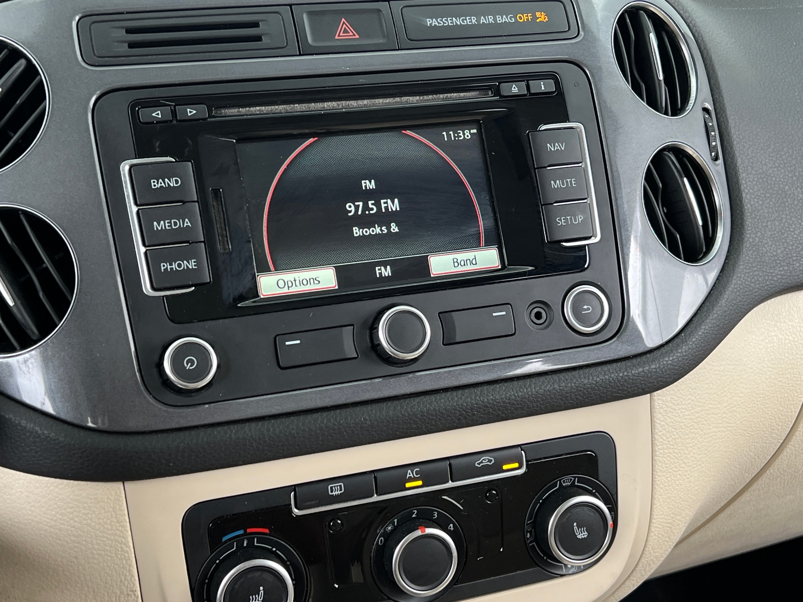 Thumbnail: 2012 Volkswagen Tiguan - 4