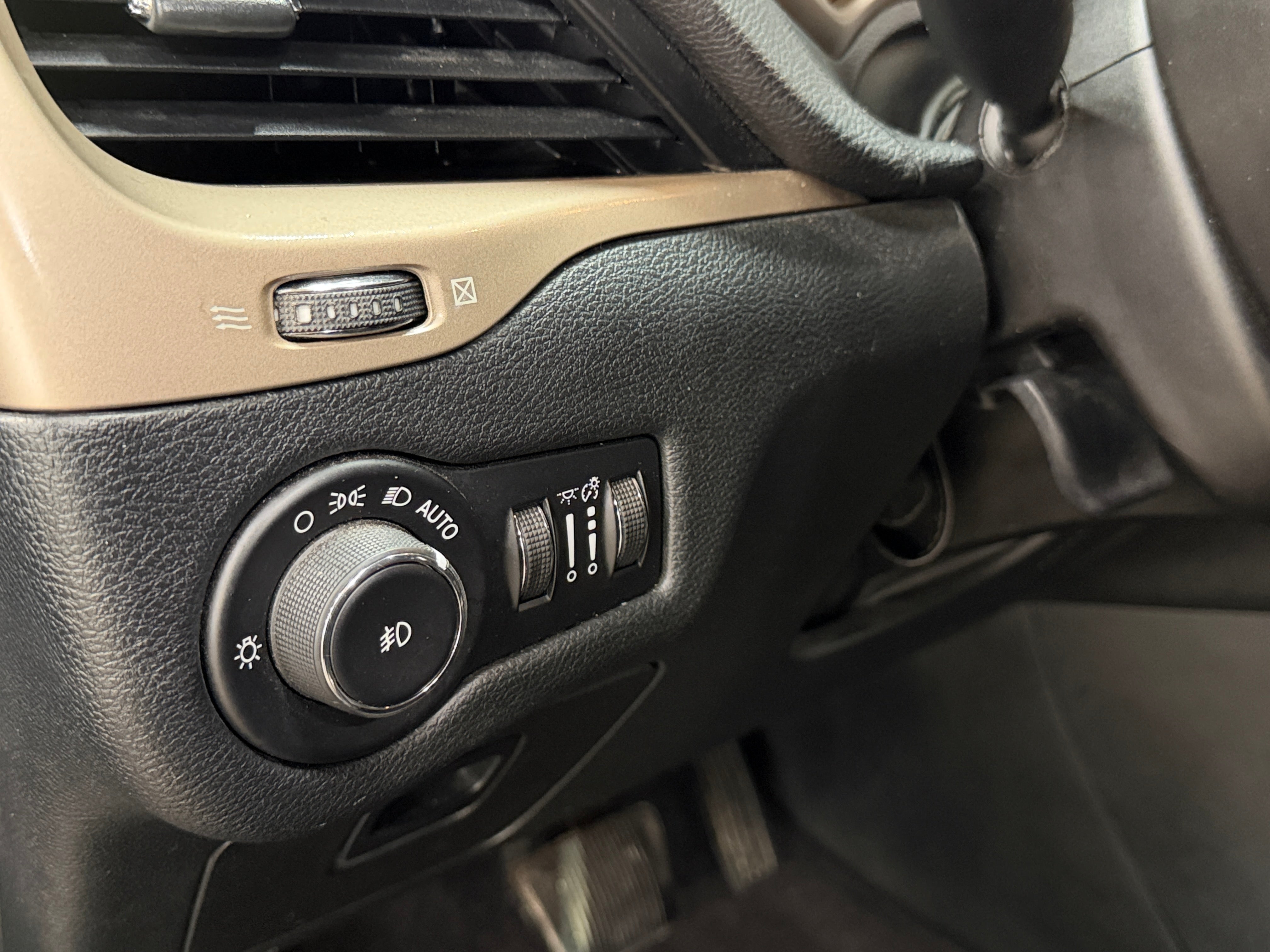 2016 Jeep Cherokee Altitude - Photo 11