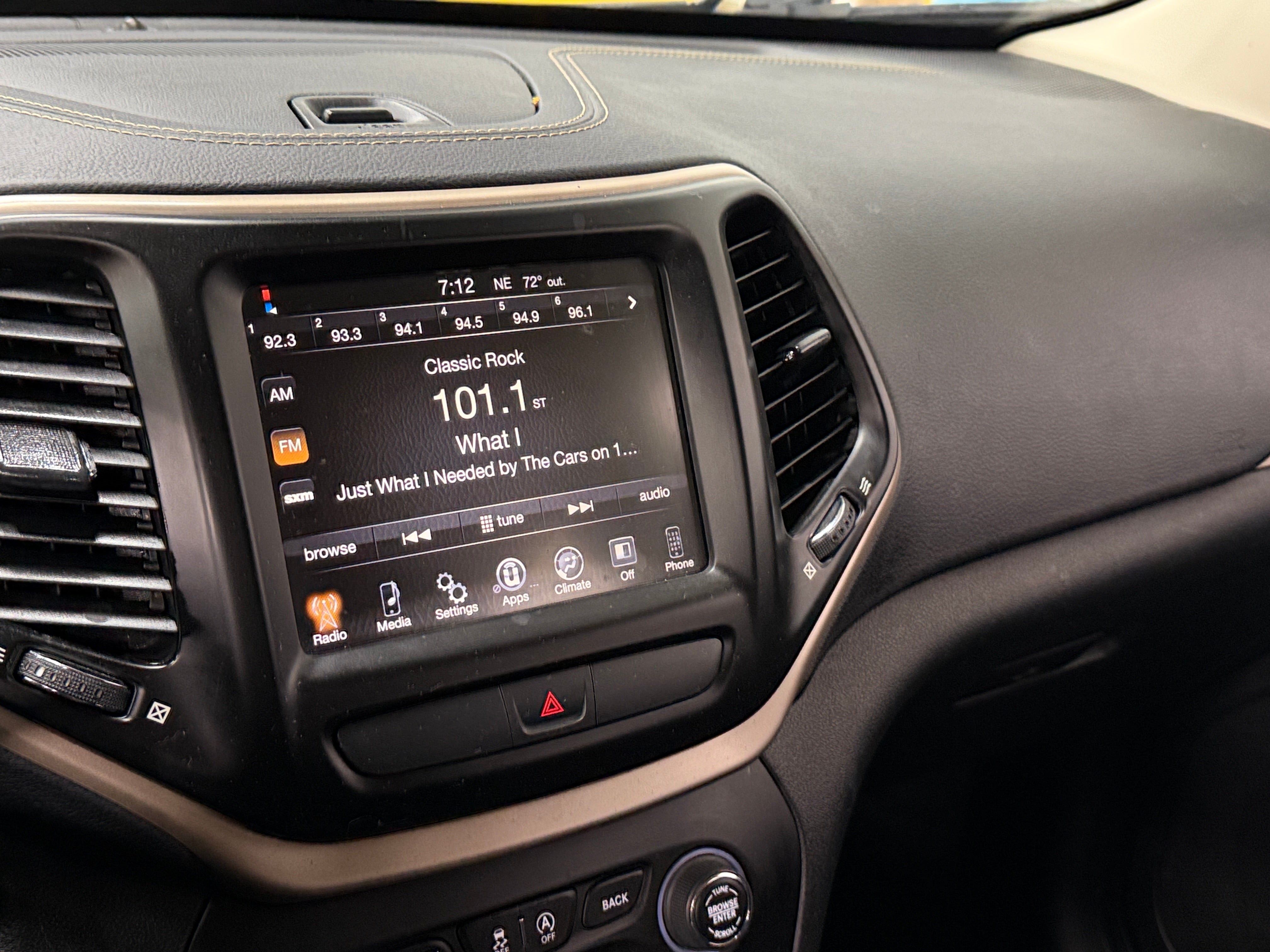 2016 Jeep Cherokee Altitude - Photo 15