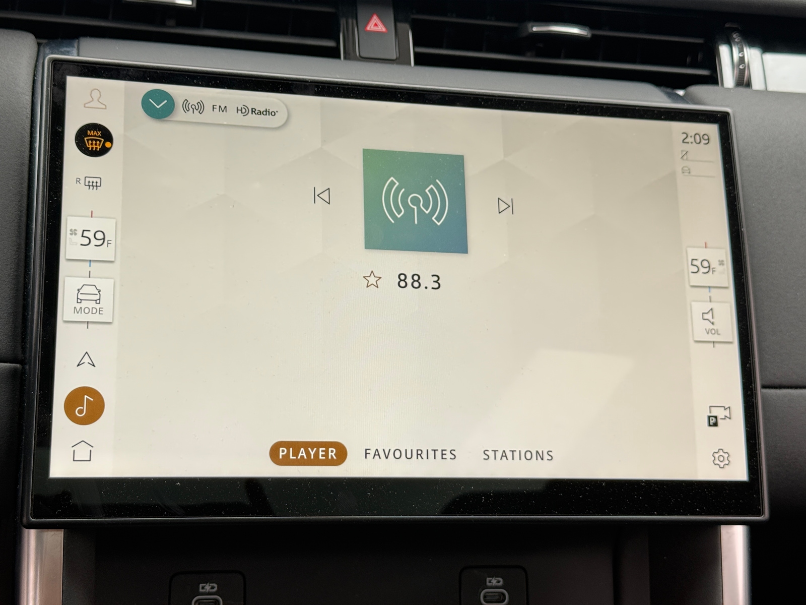 Thumbnail: 2024 Land Rover Discovery Sport - 3