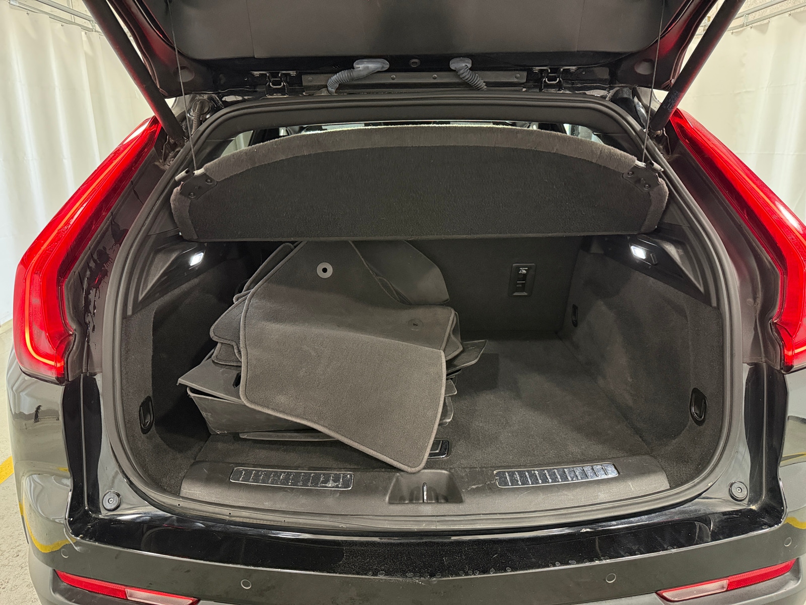 Thumbnail: 2019 Cadillac XT4 - 6
