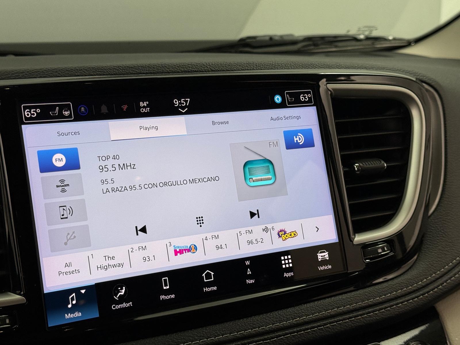 Thumbnail: 2024 Chrysler Pacifica - 3