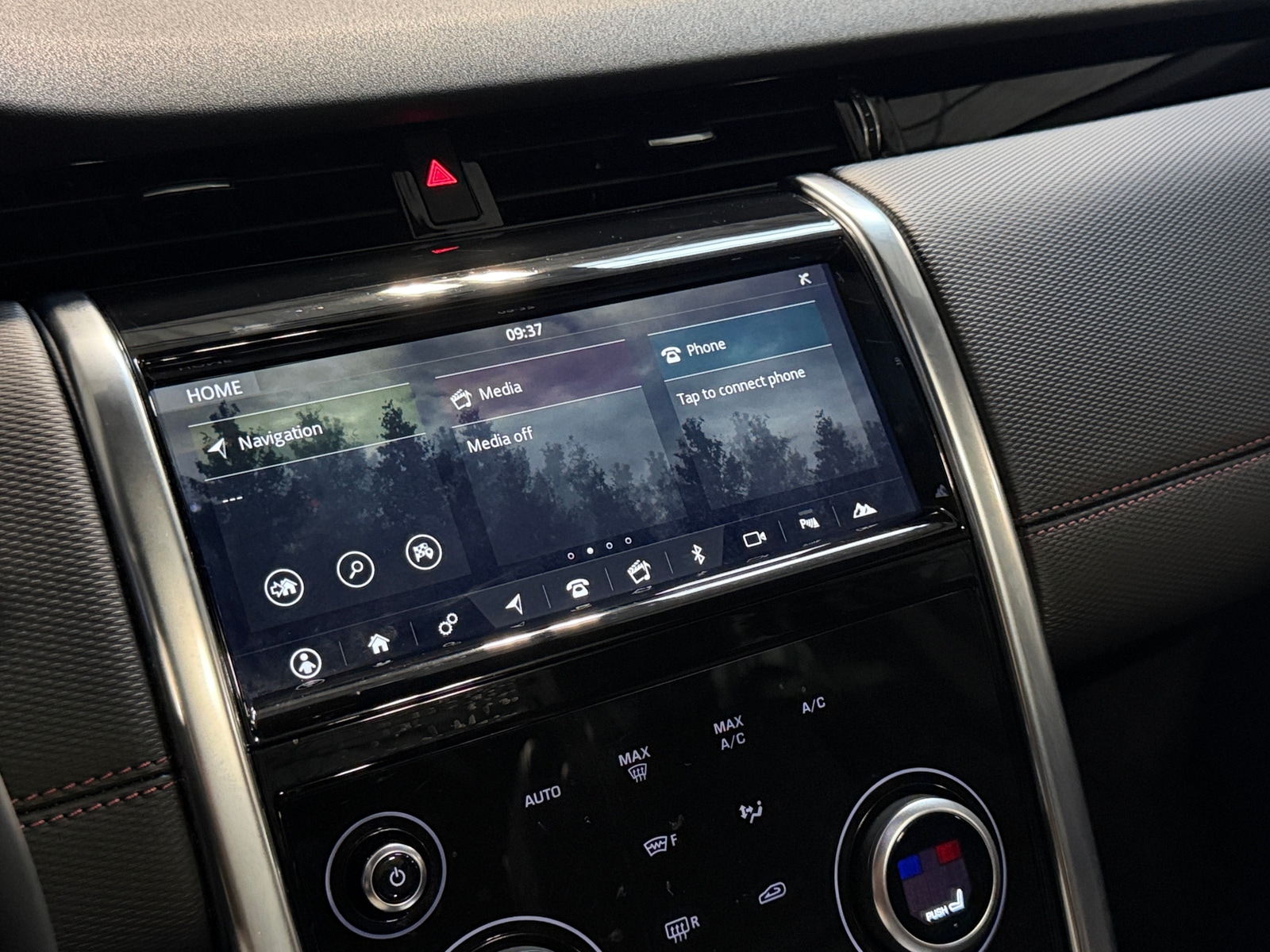 Thumbnail: 2020 Land Rover Discovery Sport - 3
