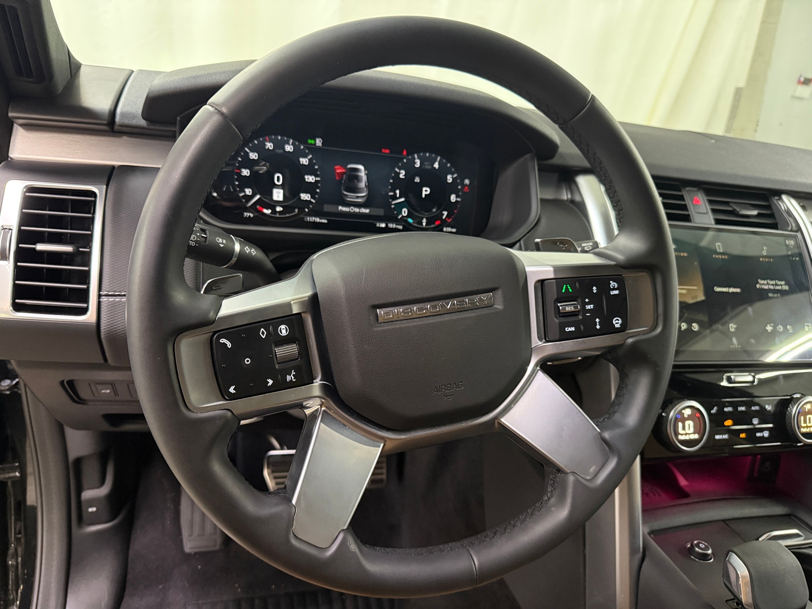 Thumbnail: 2024 Land Rover Discovery - 4
