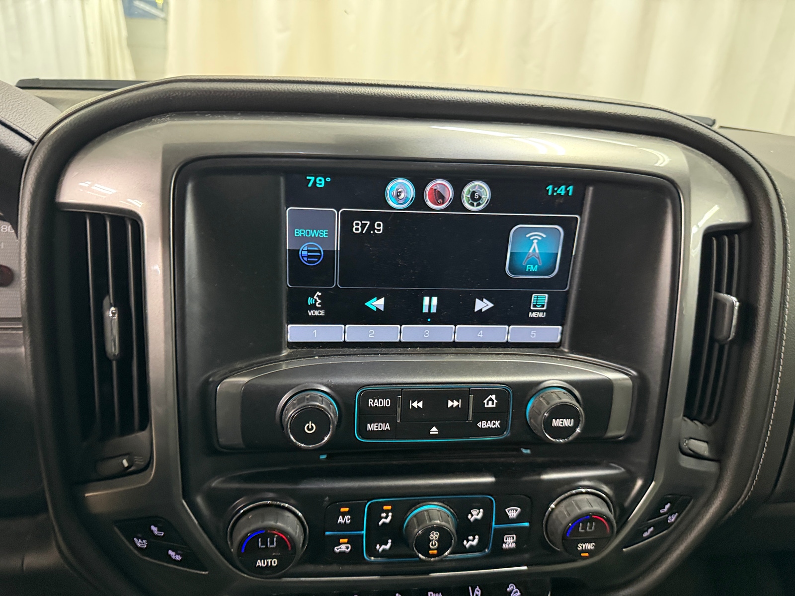 Thumbnail: 2015 Chevrolet Silverado 1500 - 3