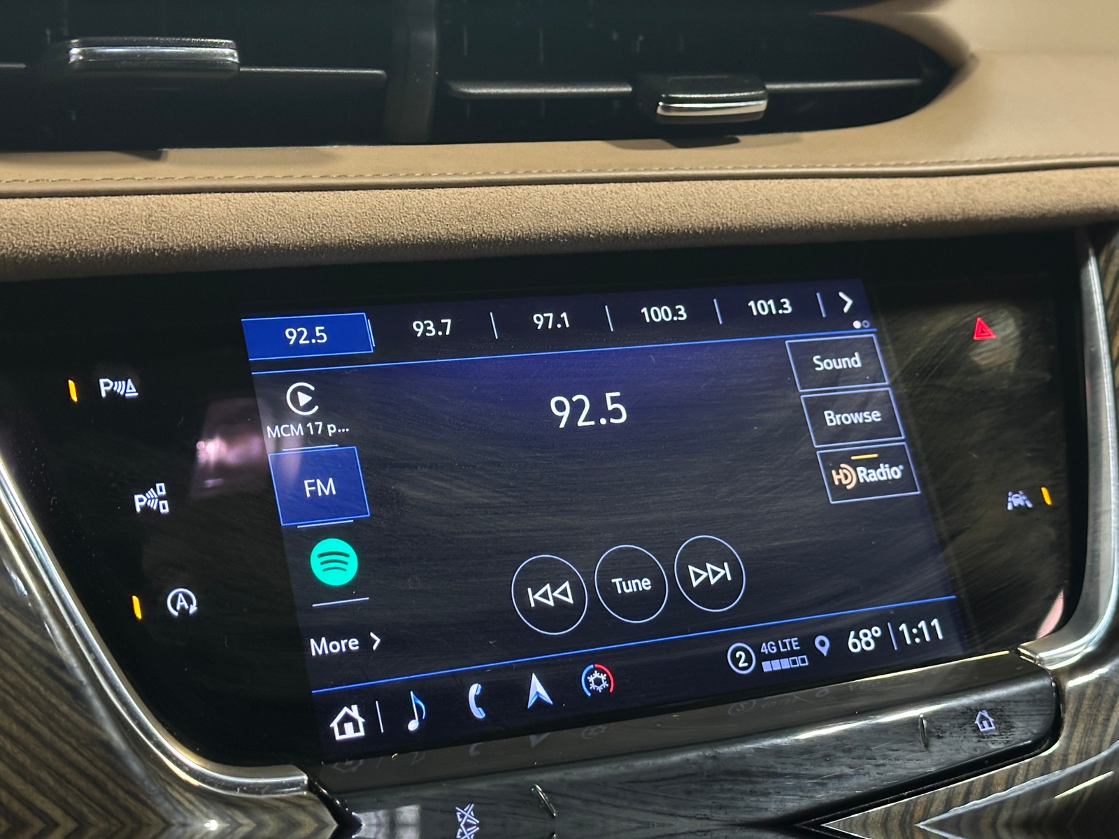 Thumbnail: 2023 Cadillac XT6 - 3