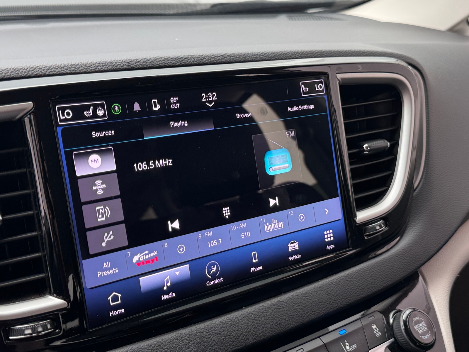 Thumbnail: 2024 Chrysler Pacifica - 3