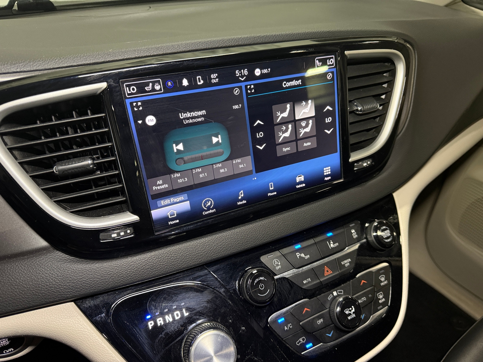 Thumbnail: 2024 Chrysler Pacifica - 3