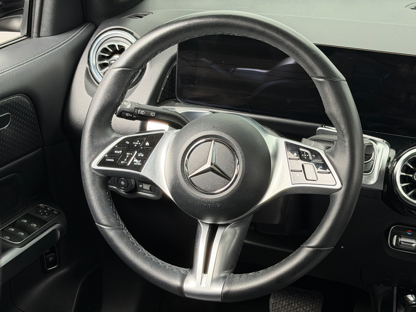 Thumbnail: 2024 Mercedes-Benz GLB - 4