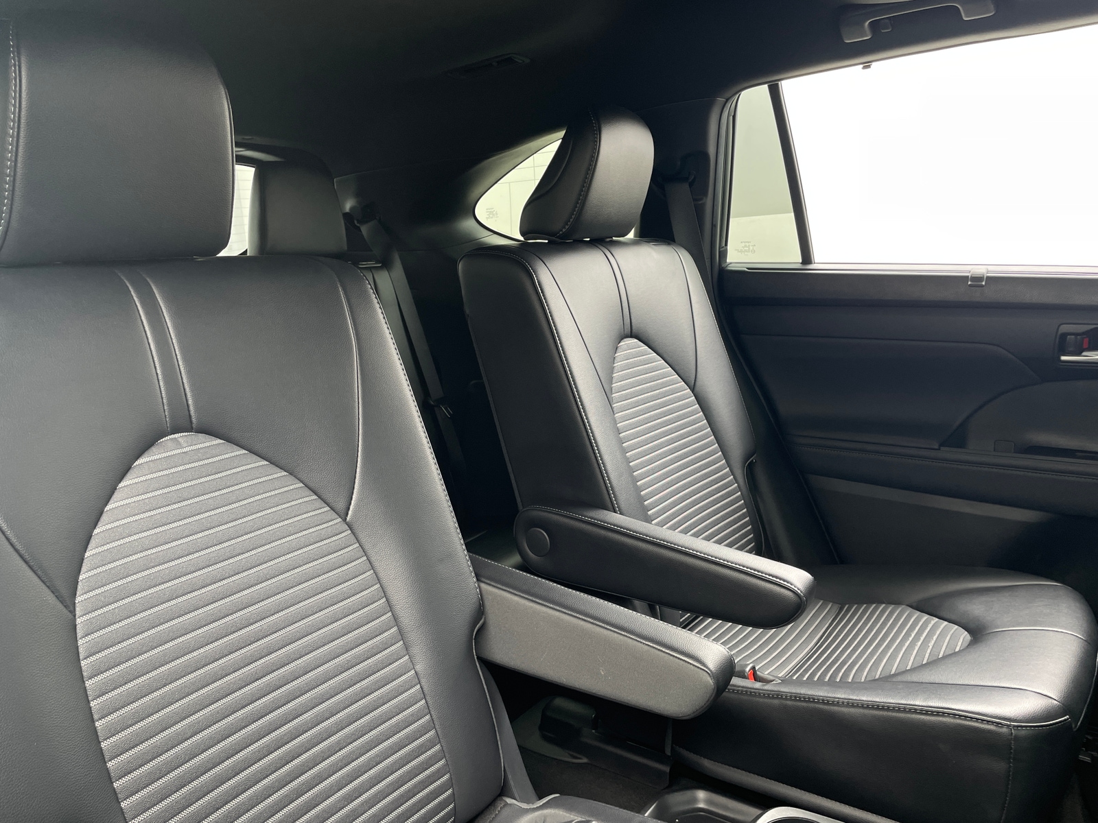 Thumbnail: 2023 Toyota Highlander - 6