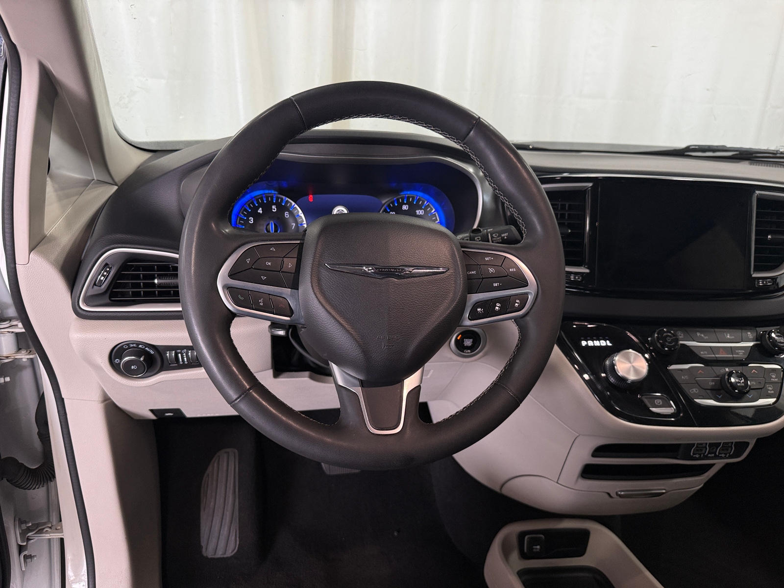 Thumbnail: 2023 Chrysler Pacifica - 4