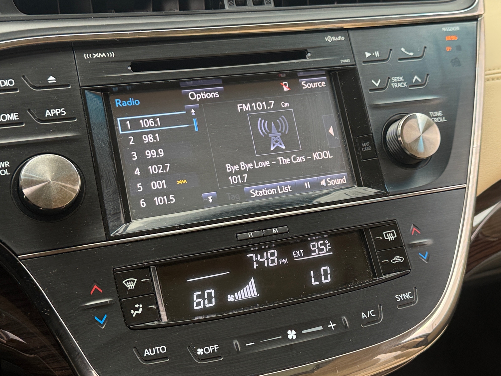 Thumbnail: 2015 Toyota Avalon - 3