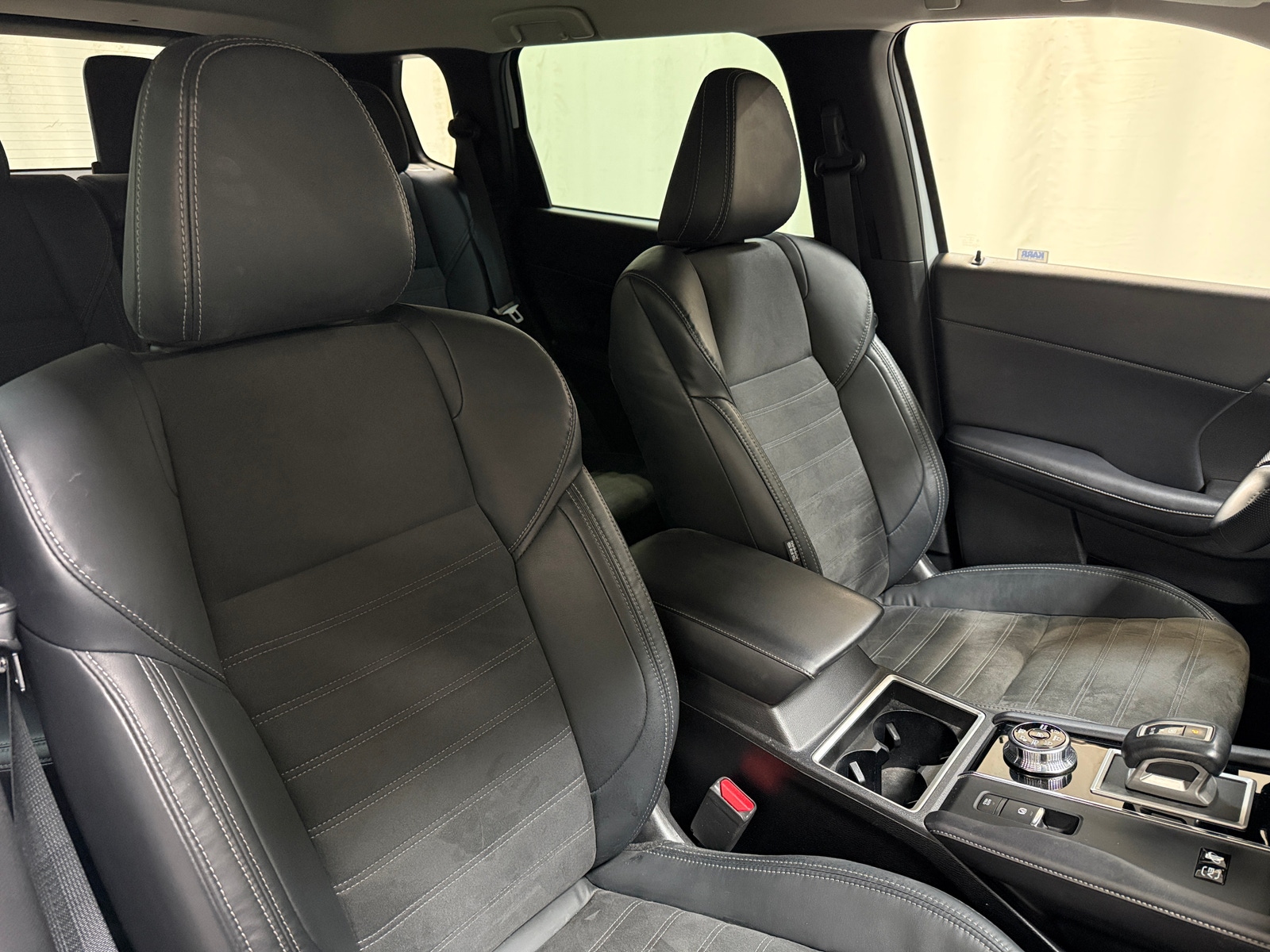 Thumbnail: 2023 Mitsubishi Outlander - 2