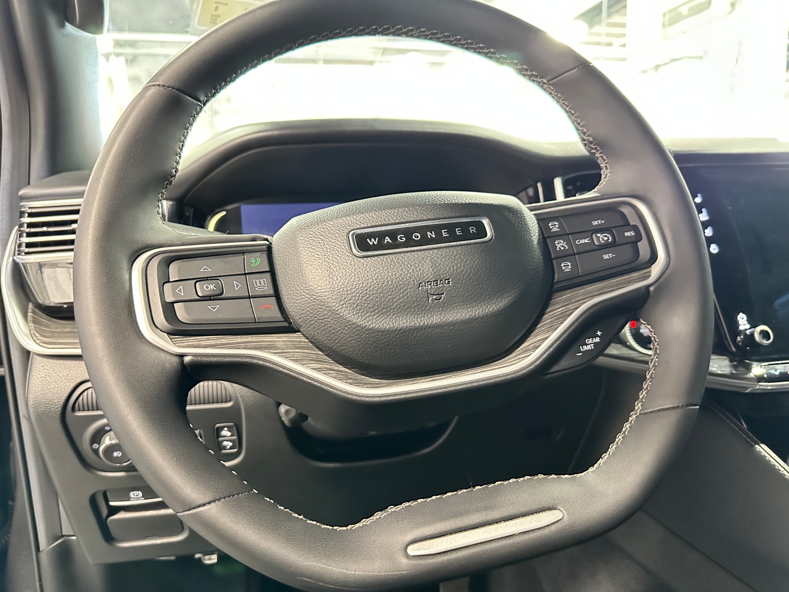 Thumbnail: 2022 Jeep Wagoneer - 4