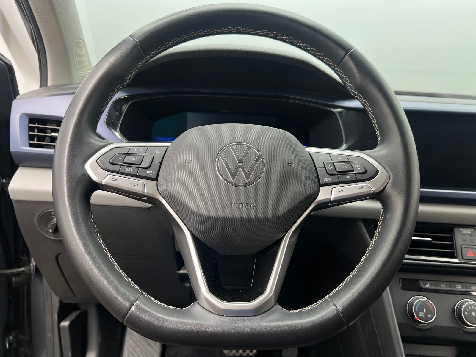 Thumbnail: 2022 Volkswagen Taos - 4