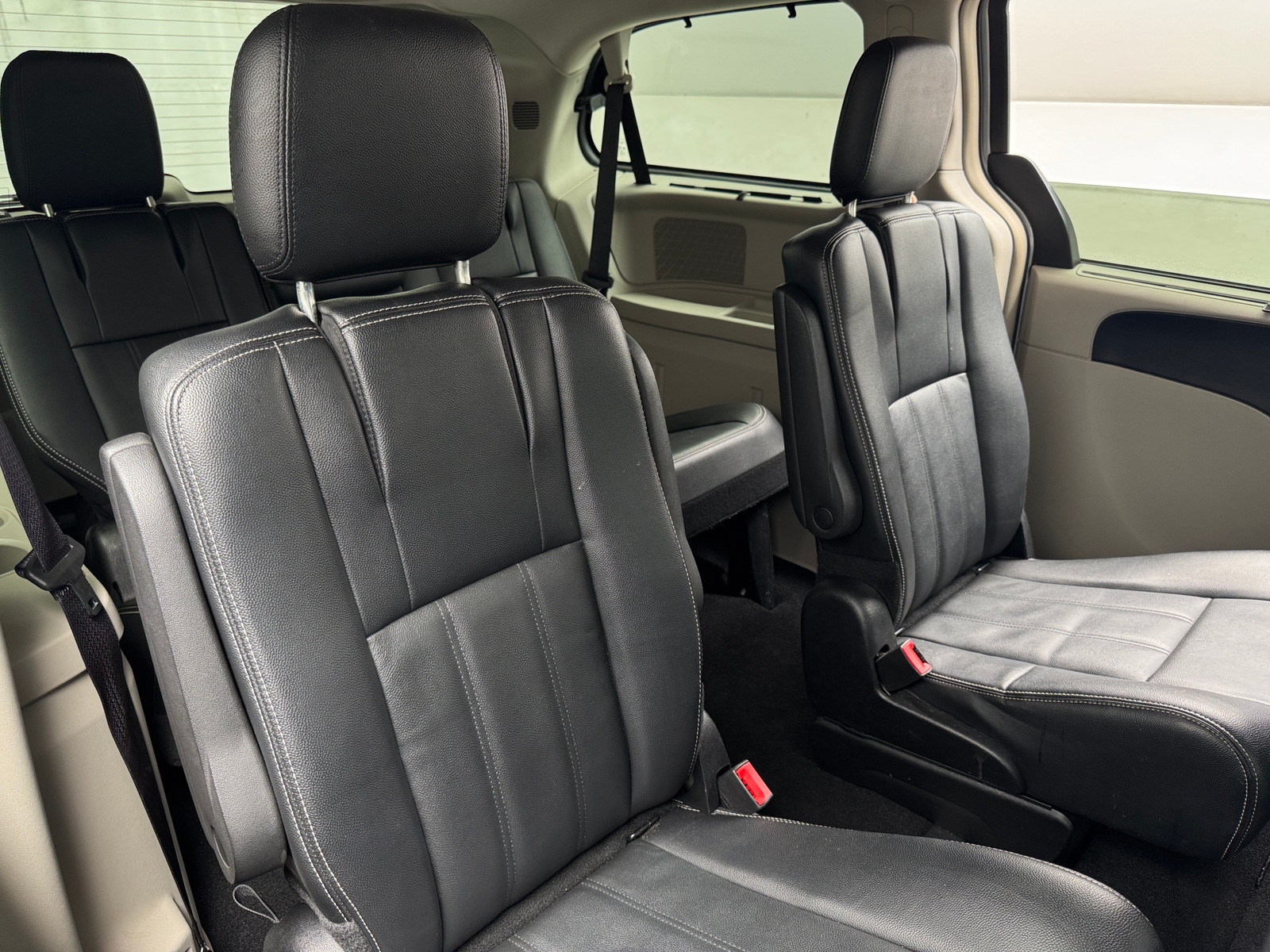 Thumbnail: 2016 Chrysler Town & Country - 5