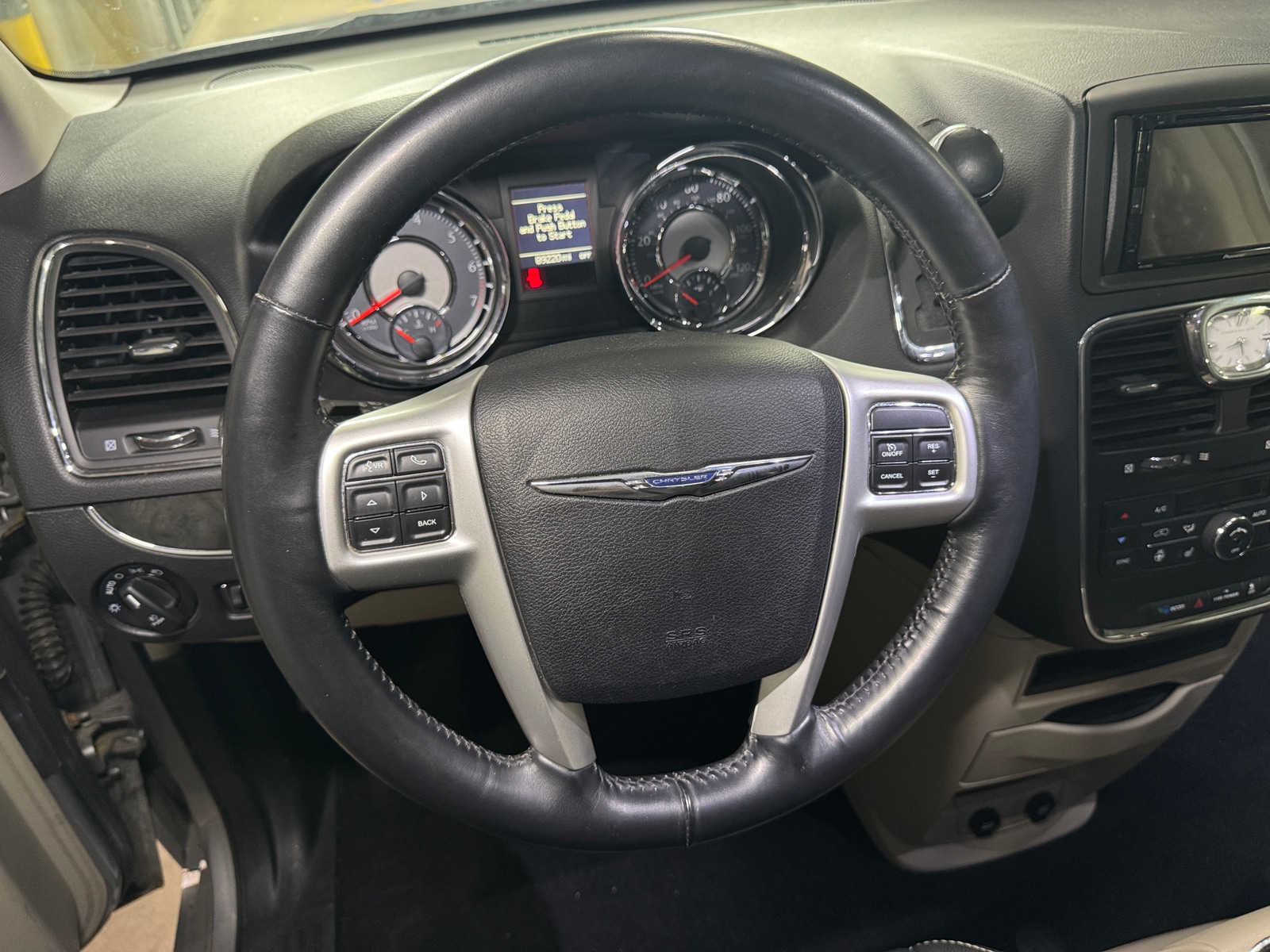 Thumbnail: 2016 Chrysler Town & Country - 4