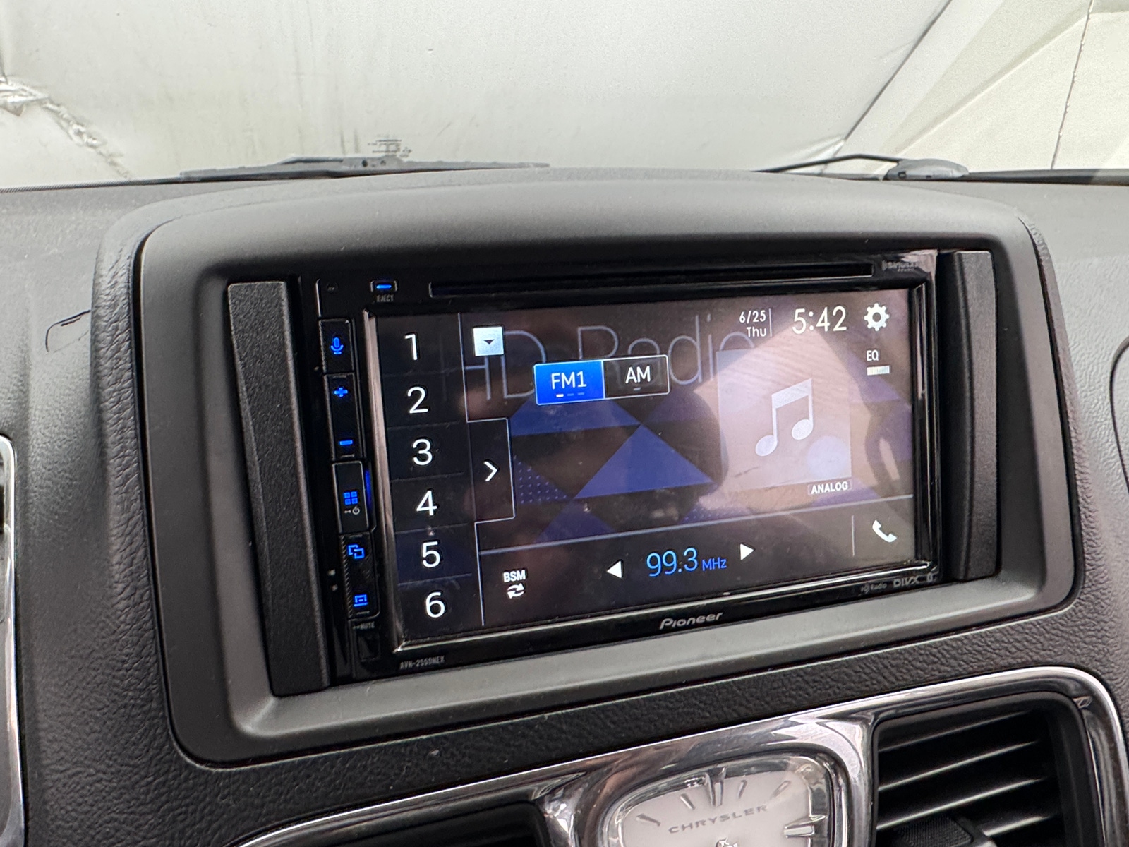 Thumbnail: 2016 Chrysler Town & Country - 3