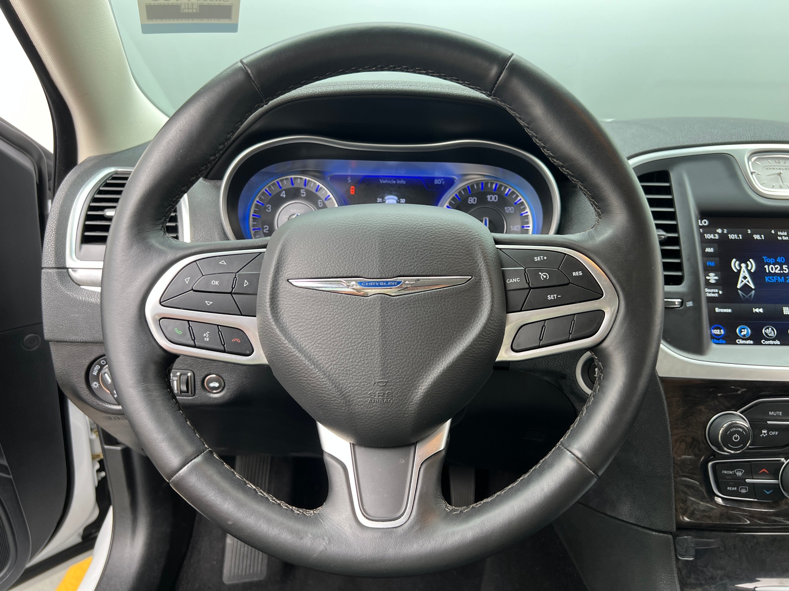 Thumbnail: 2022 Chrysler 300 - 4