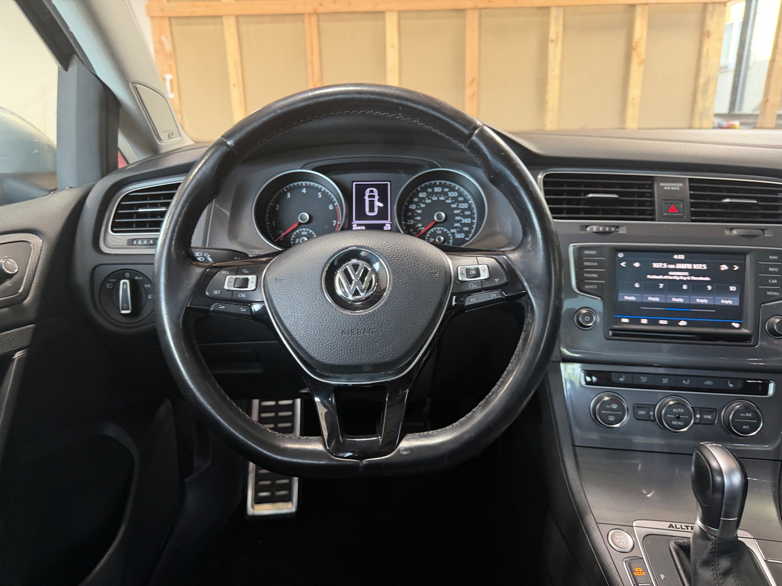 Thumbnail: 2017 Volkswagen Golf - 4
