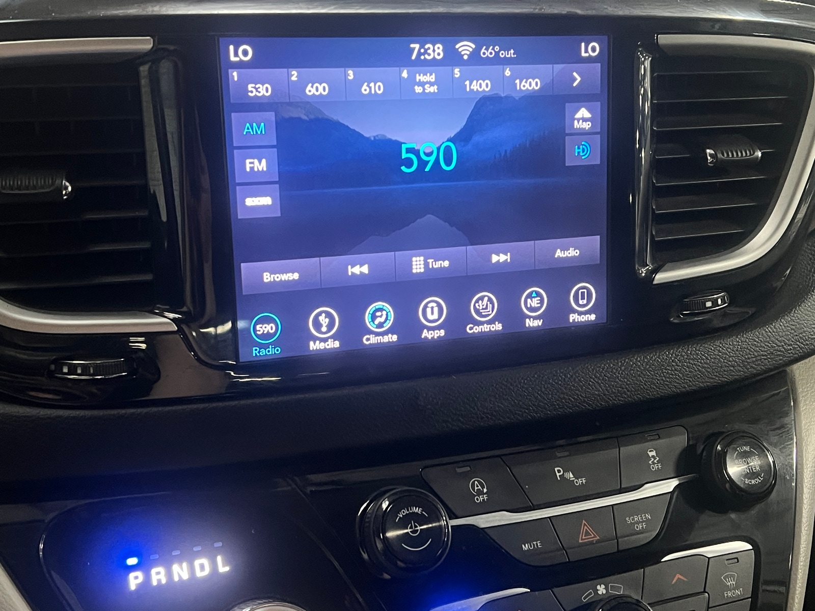 Thumbnail: 2018 Chrysler Pacifica - 3