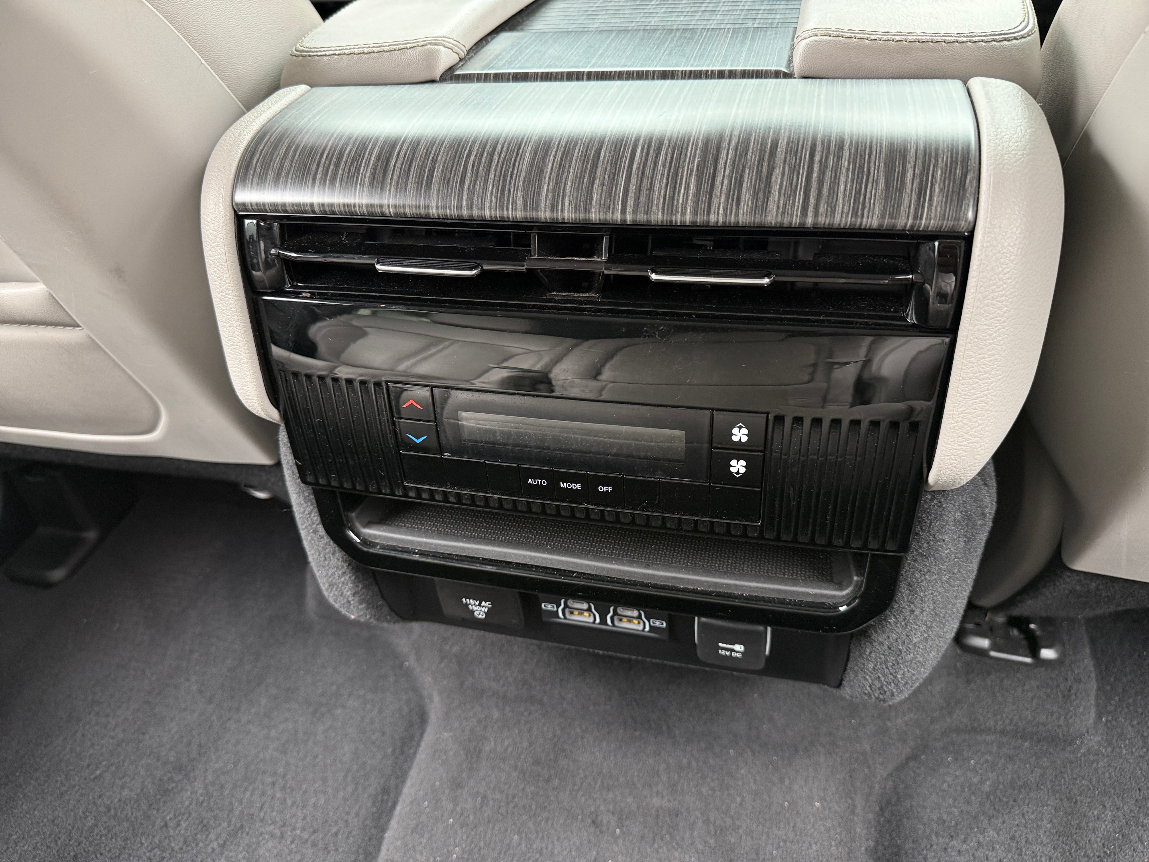 2024 Jeep Wagoneer L Series II - Photo 10