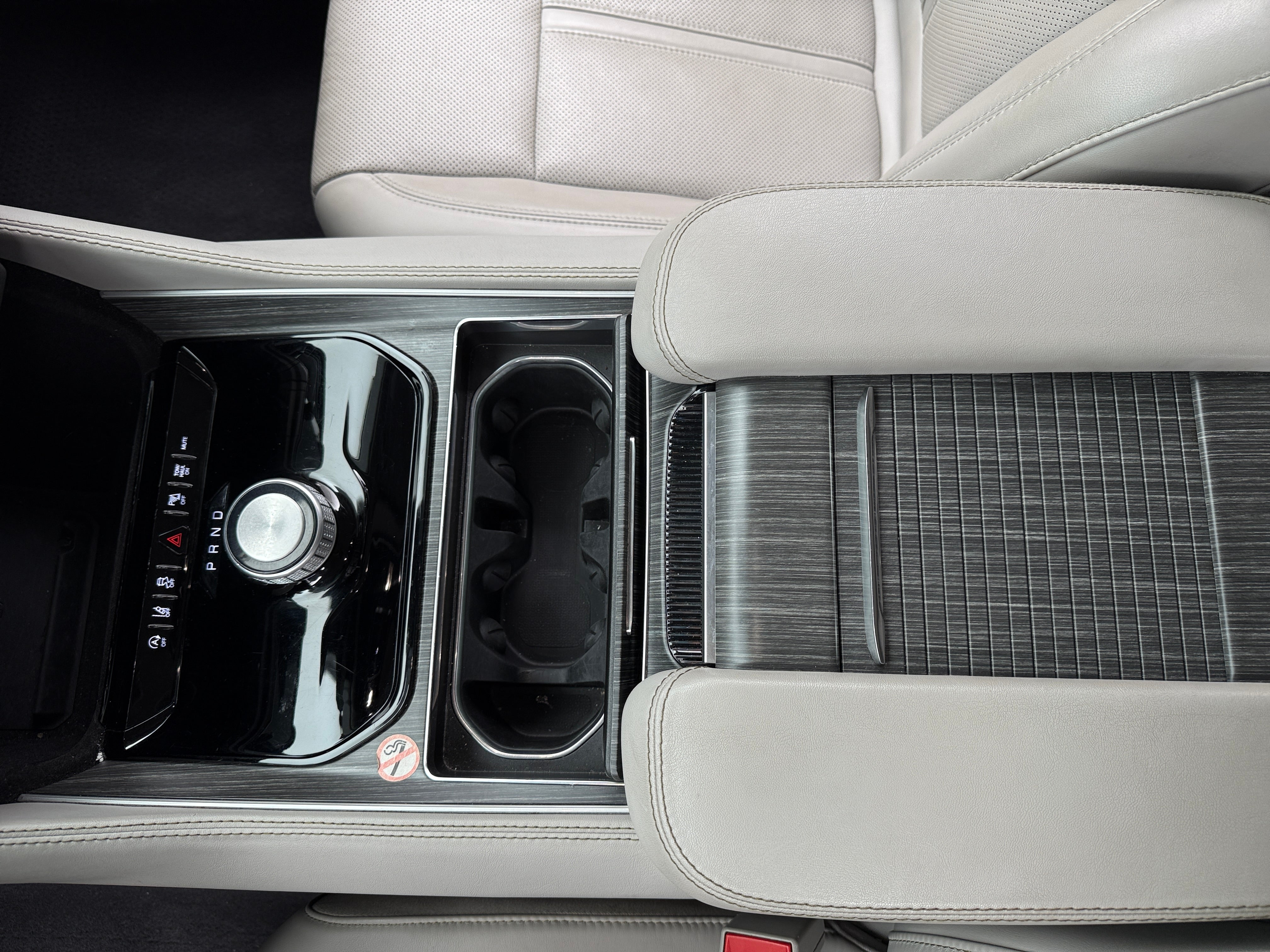 2024 Jeep Wagoneer L Series II - Photo 2