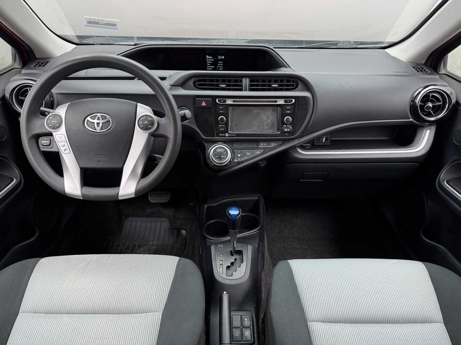 Thumbnail: 2015 Toyota Prius c - 3