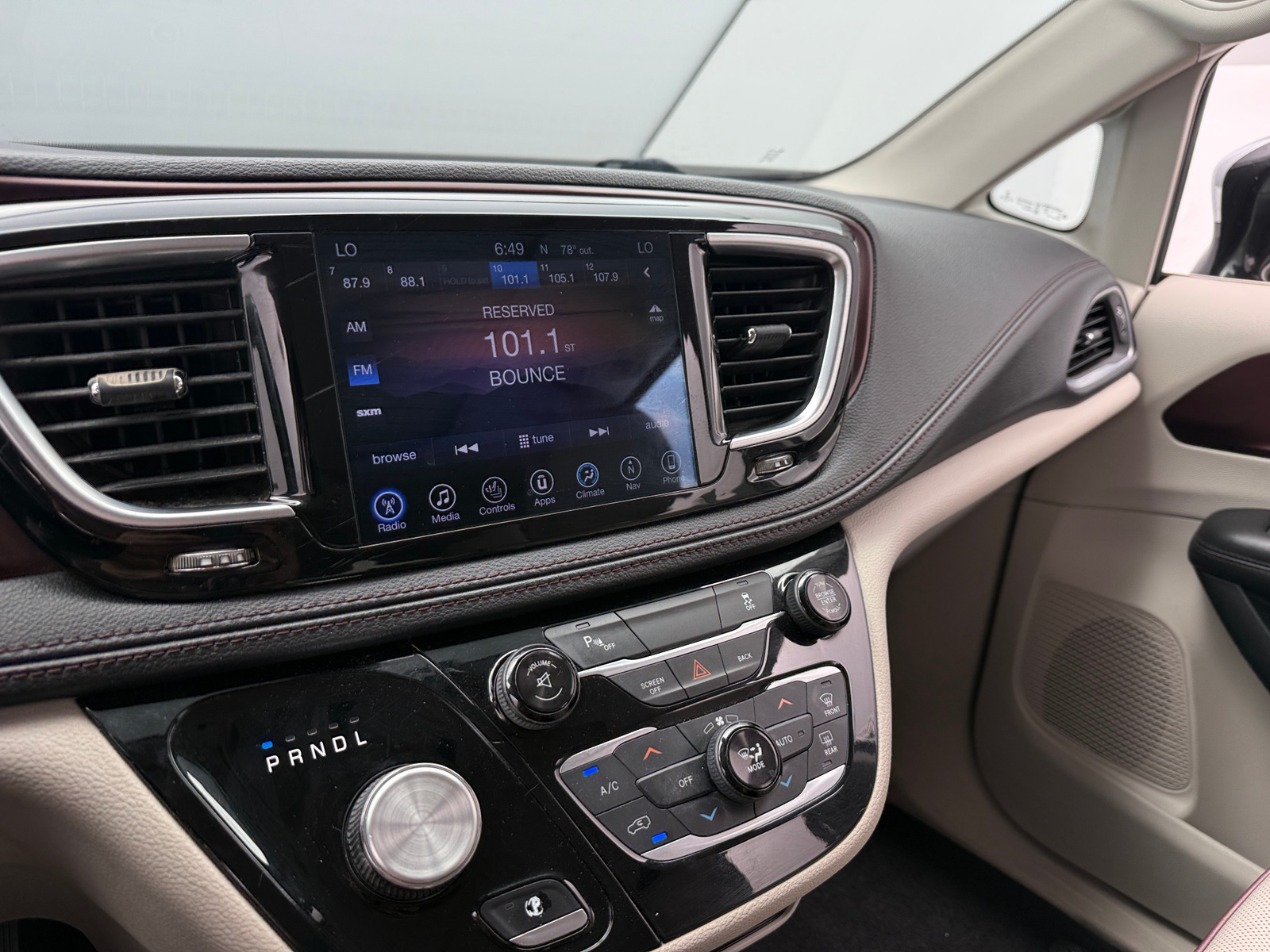 Thumbnail: 2017 Chrysler Pacifica - 3
