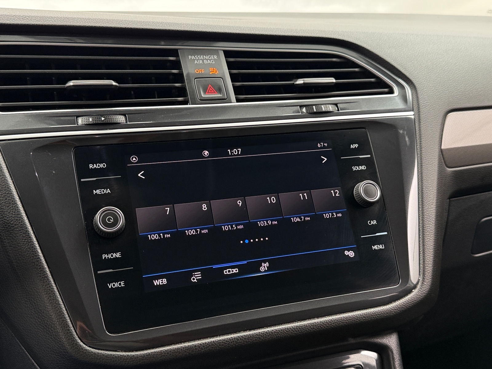 Thumbnail: 2024 Volkswagen Tiguan - 3
