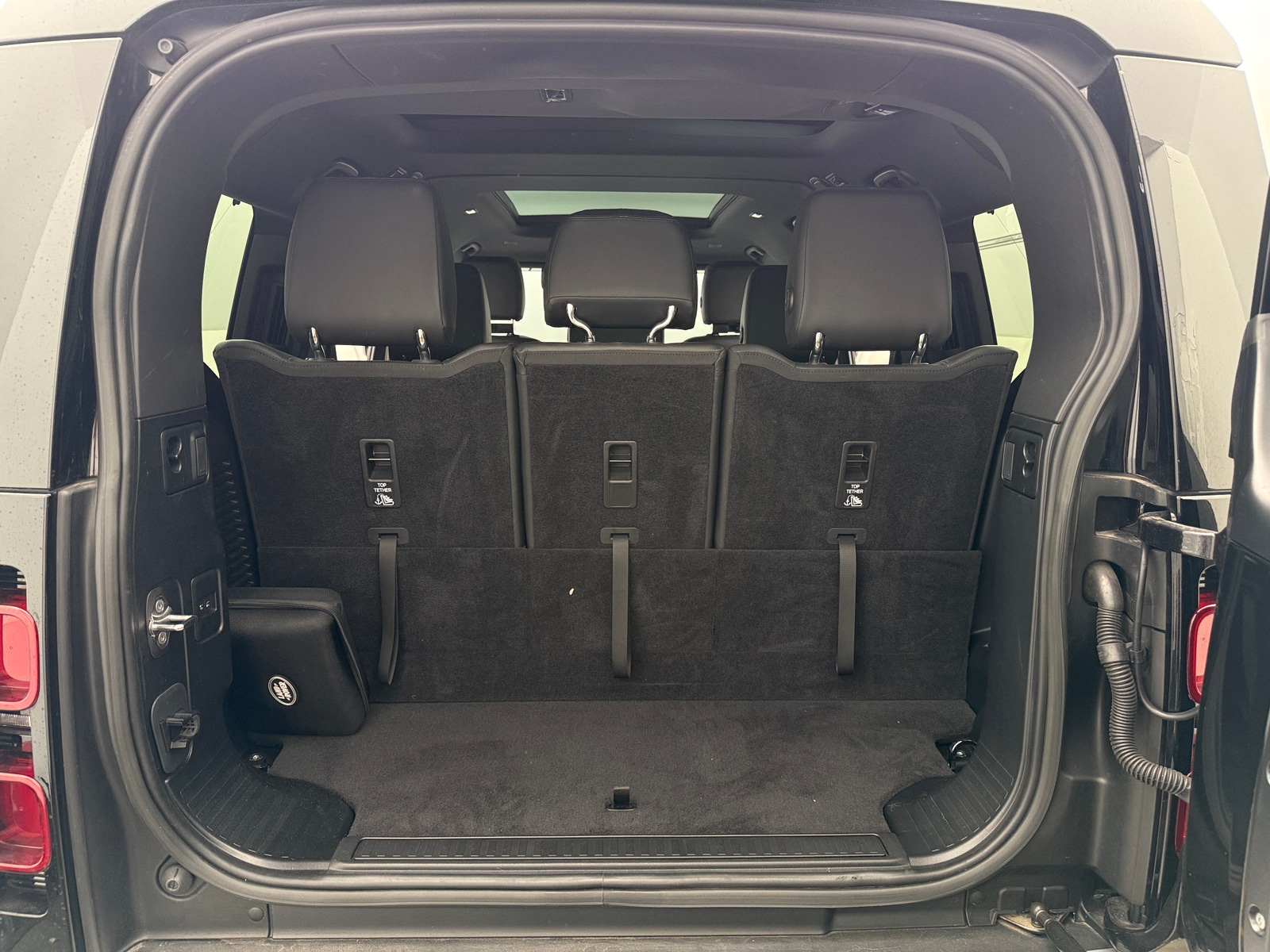 Thumbnail: 2023 Land Rover Defender - 6