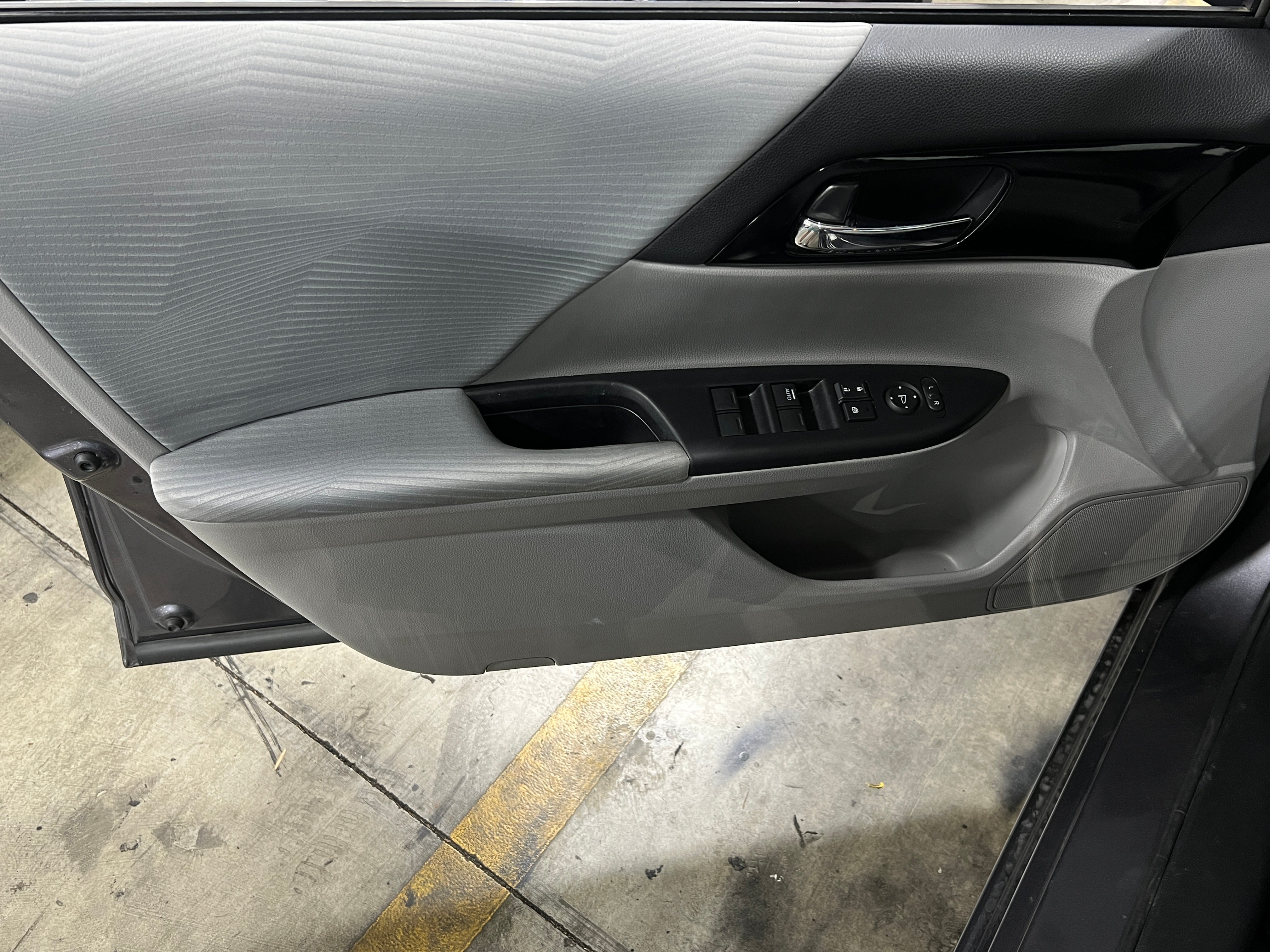 2017 Honda Accord LX - Photo 6
