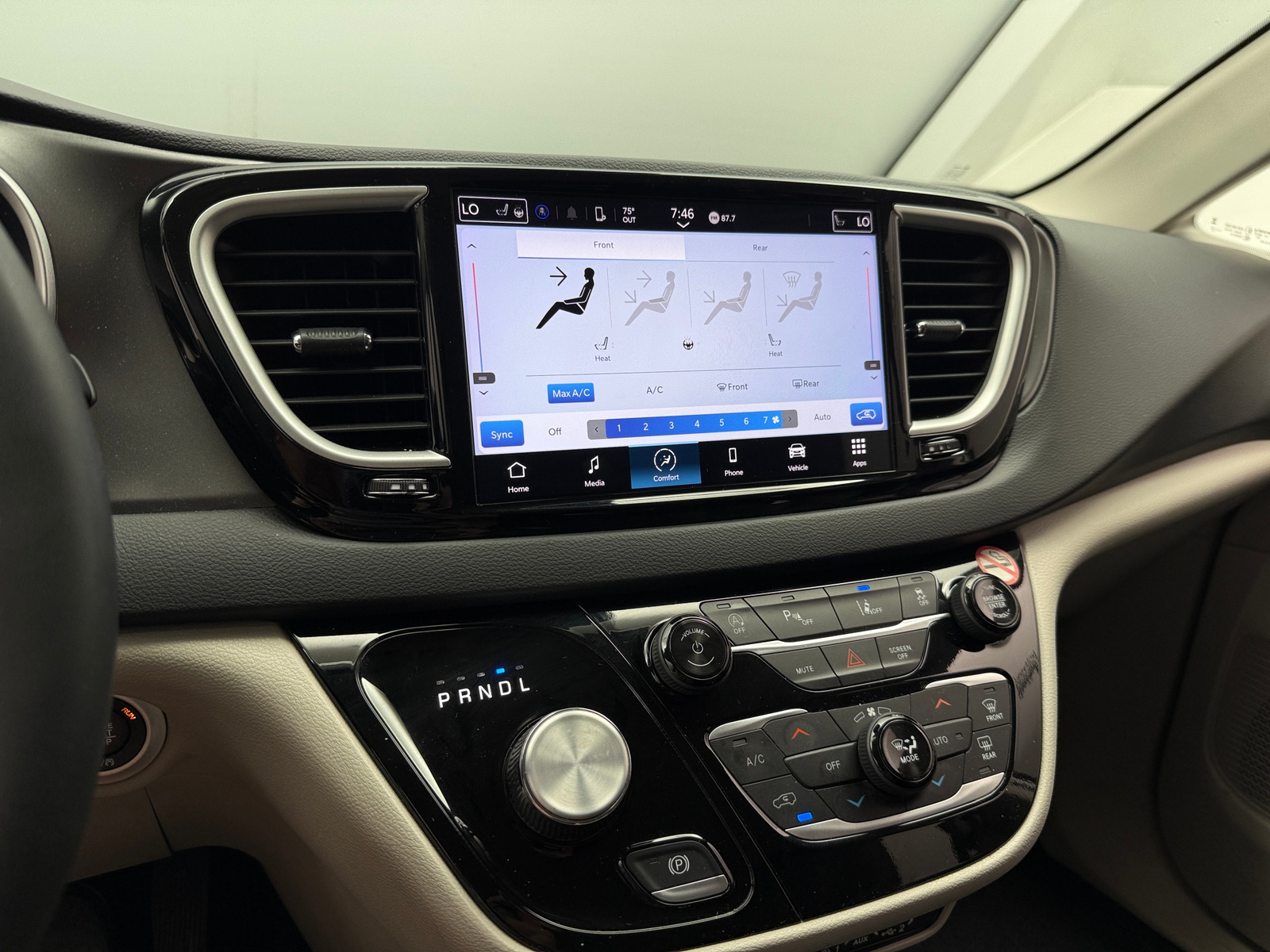 Thumbnail: 2024 Chrysler Pacifica - 3
