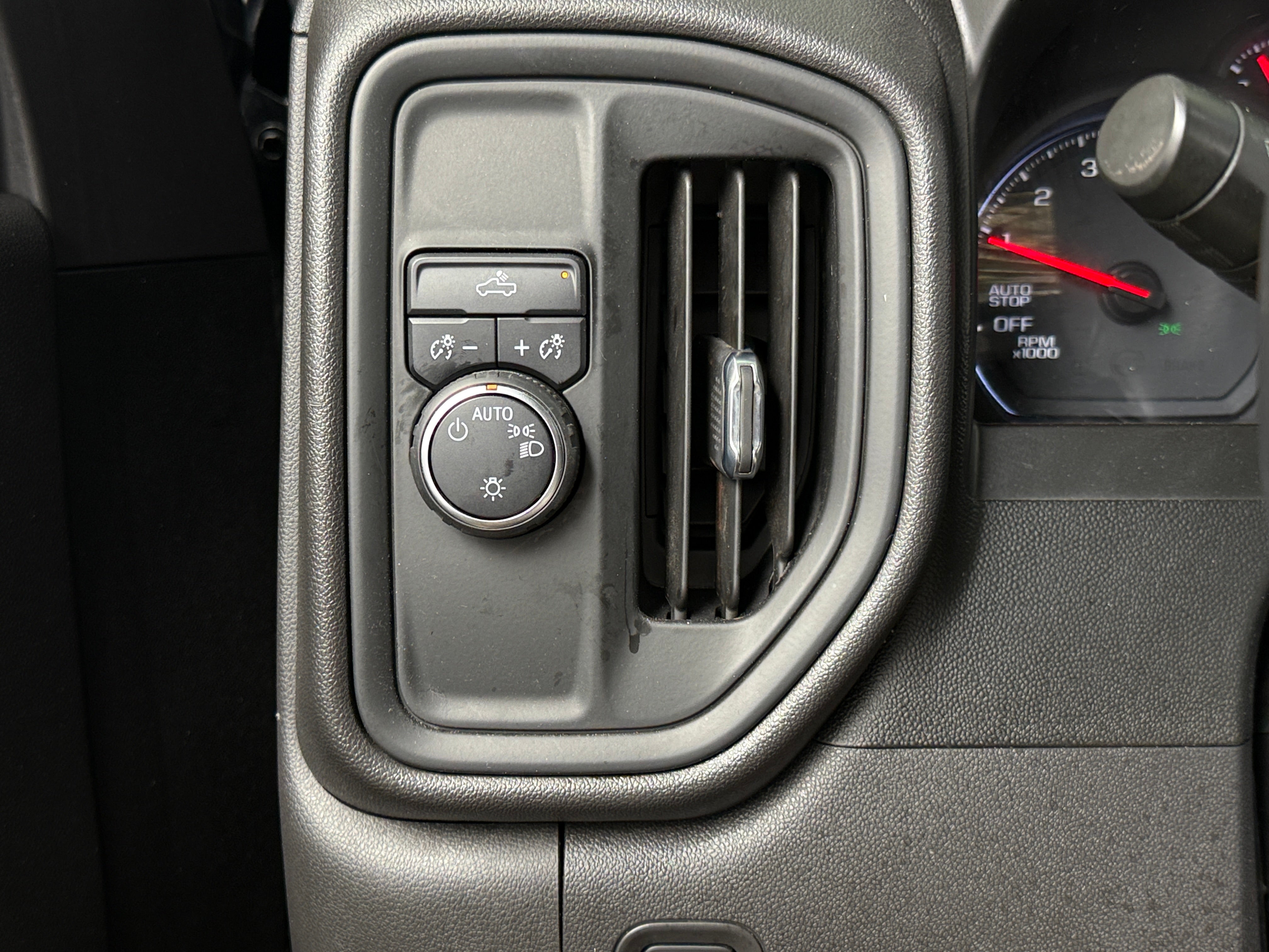 2022 Chevrolet Silverado 1500 Limited Custom - Photo 11