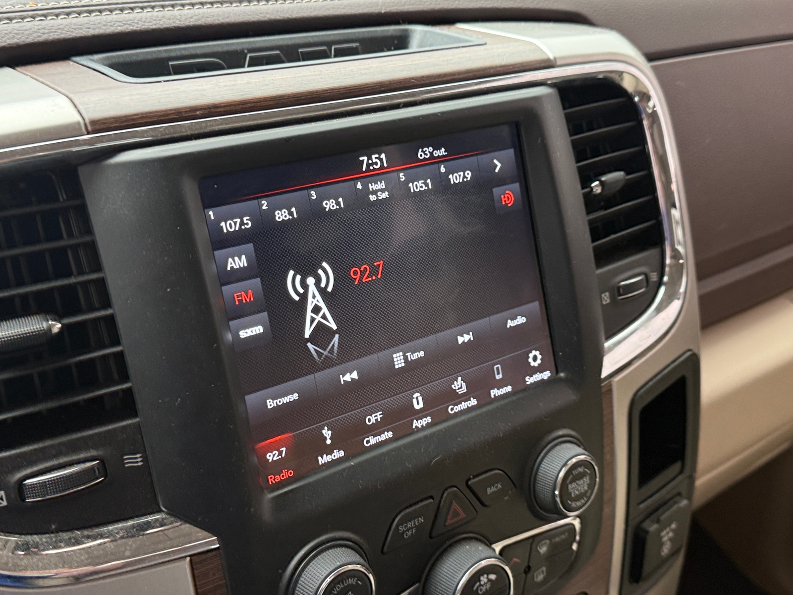 Thumbnail: 2019 RAM 1500 Classic - 3