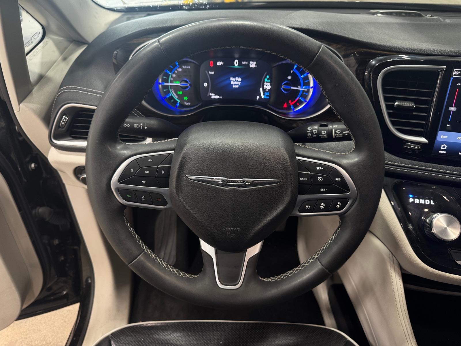 Thumbnail: 2023 Chrysler Pacifica - 4