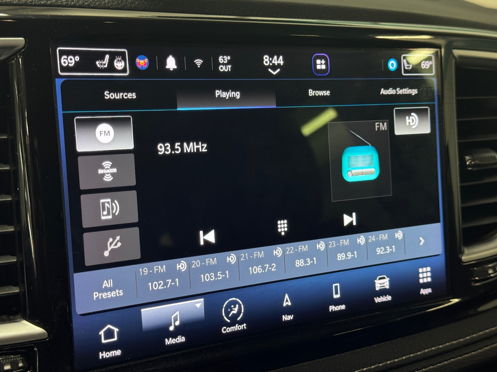 Thumbnail: 2023 Chrysler Pacifica - 3