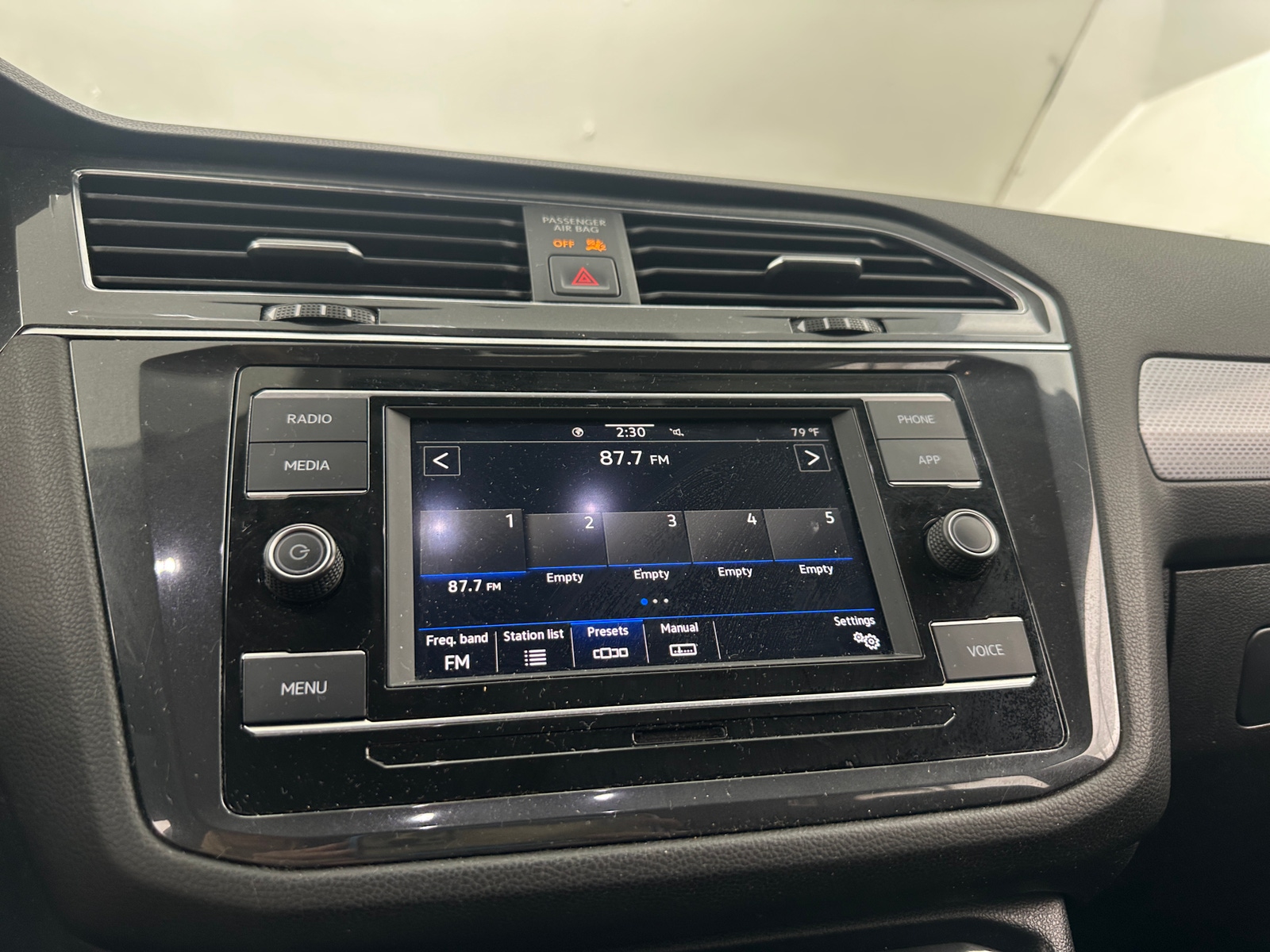 Thumbnail: 2023 Volkswagen Tiguan - 4