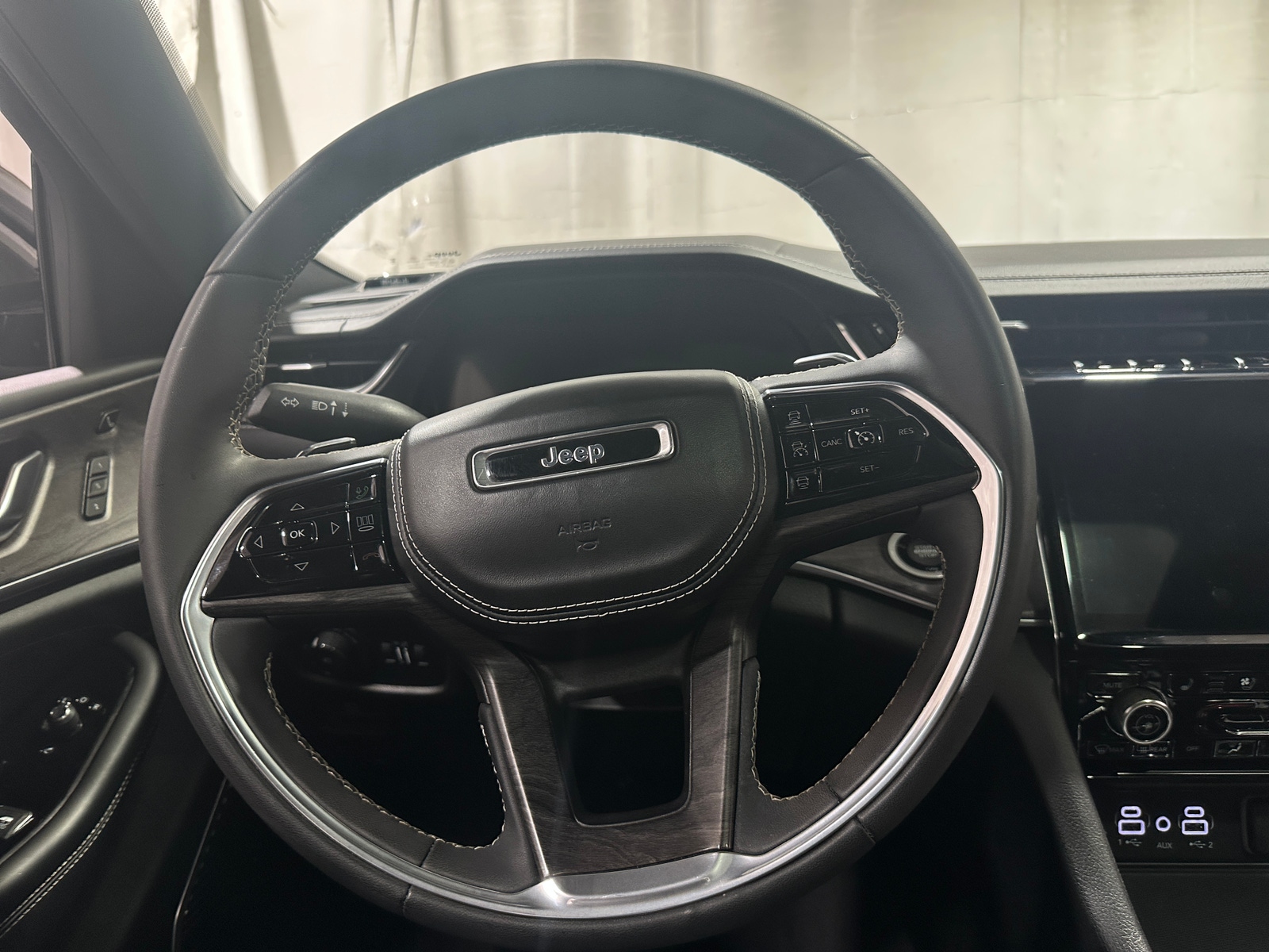 Thumbnail: 2023 Jeep Grand Cherokee L - 4