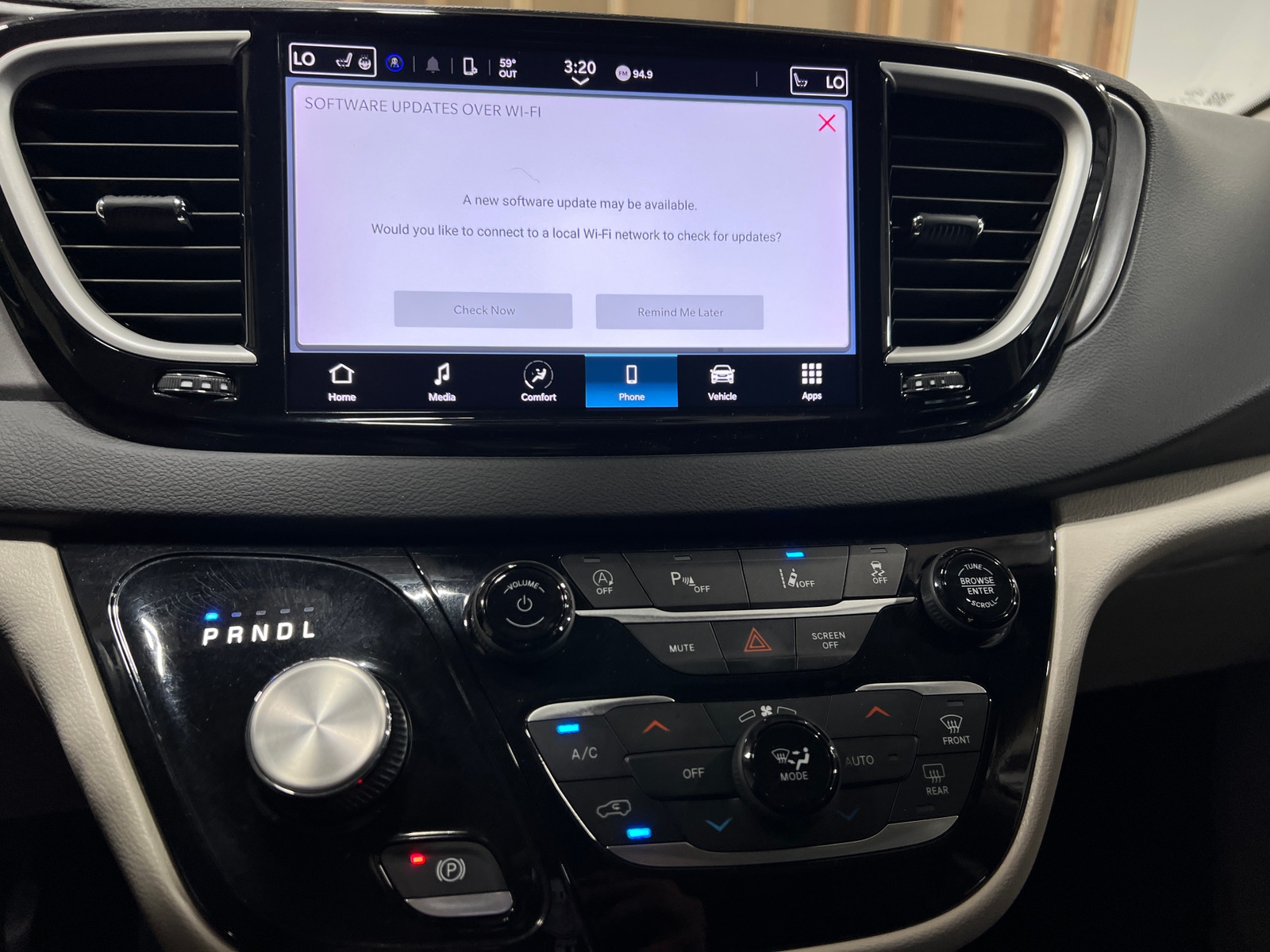 Thumbnail: 2023 Chrysler Pacifica - 3