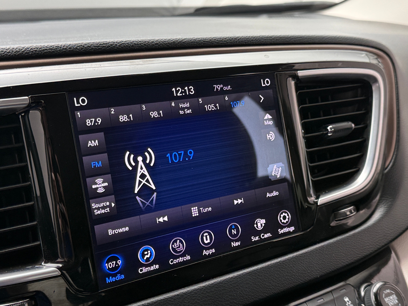 Thumbnail: 2019 Chrysler Pacifica - 3