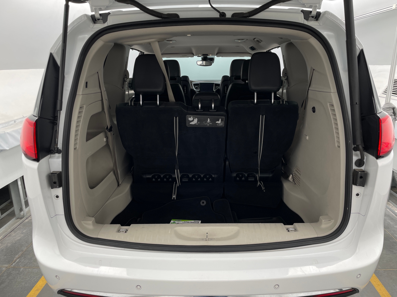 Thumbnail: 2017 Chrysler Pacifica - 6