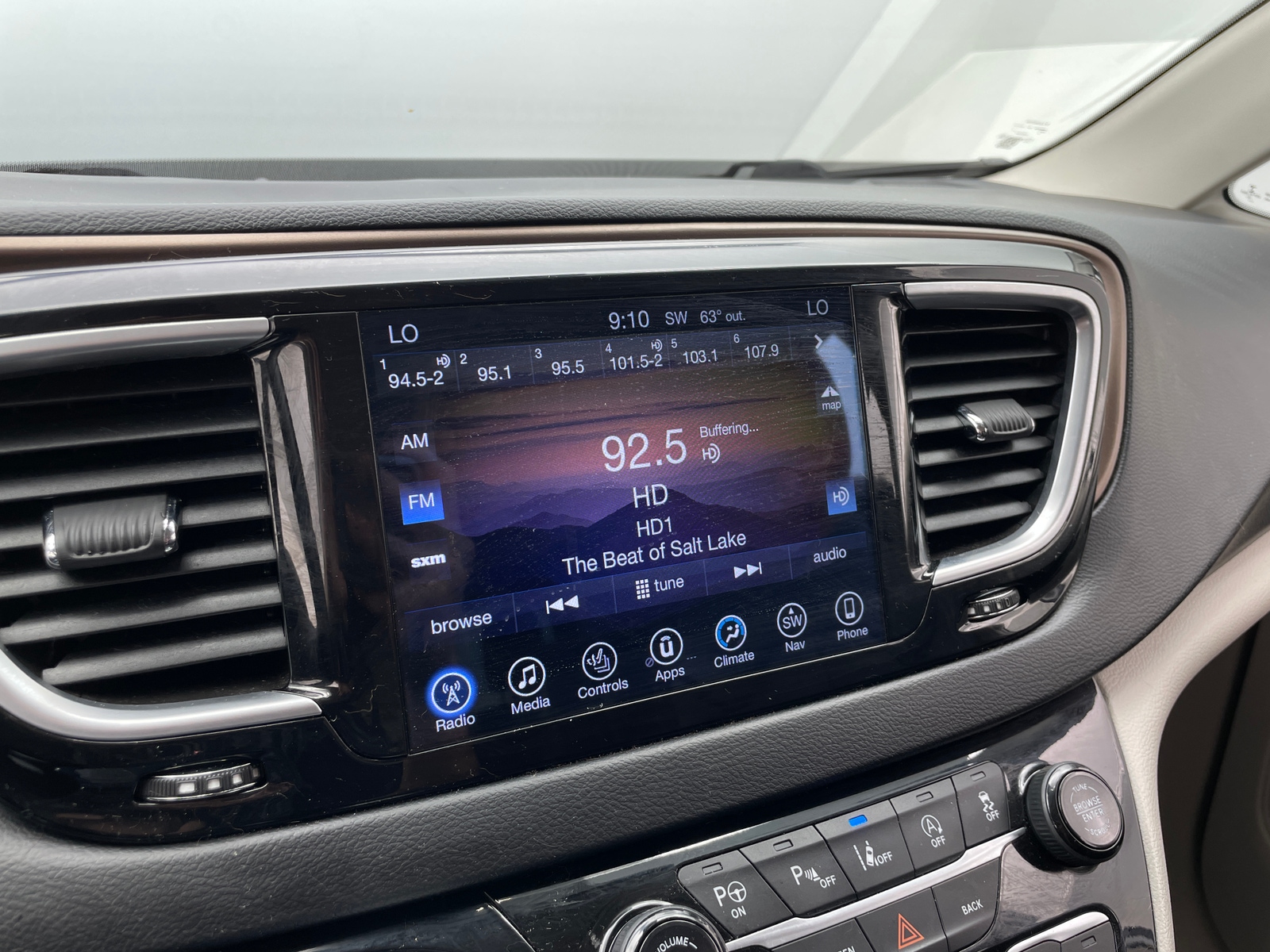 Thumbnail: 2017 Chrysler Pacifica - 3