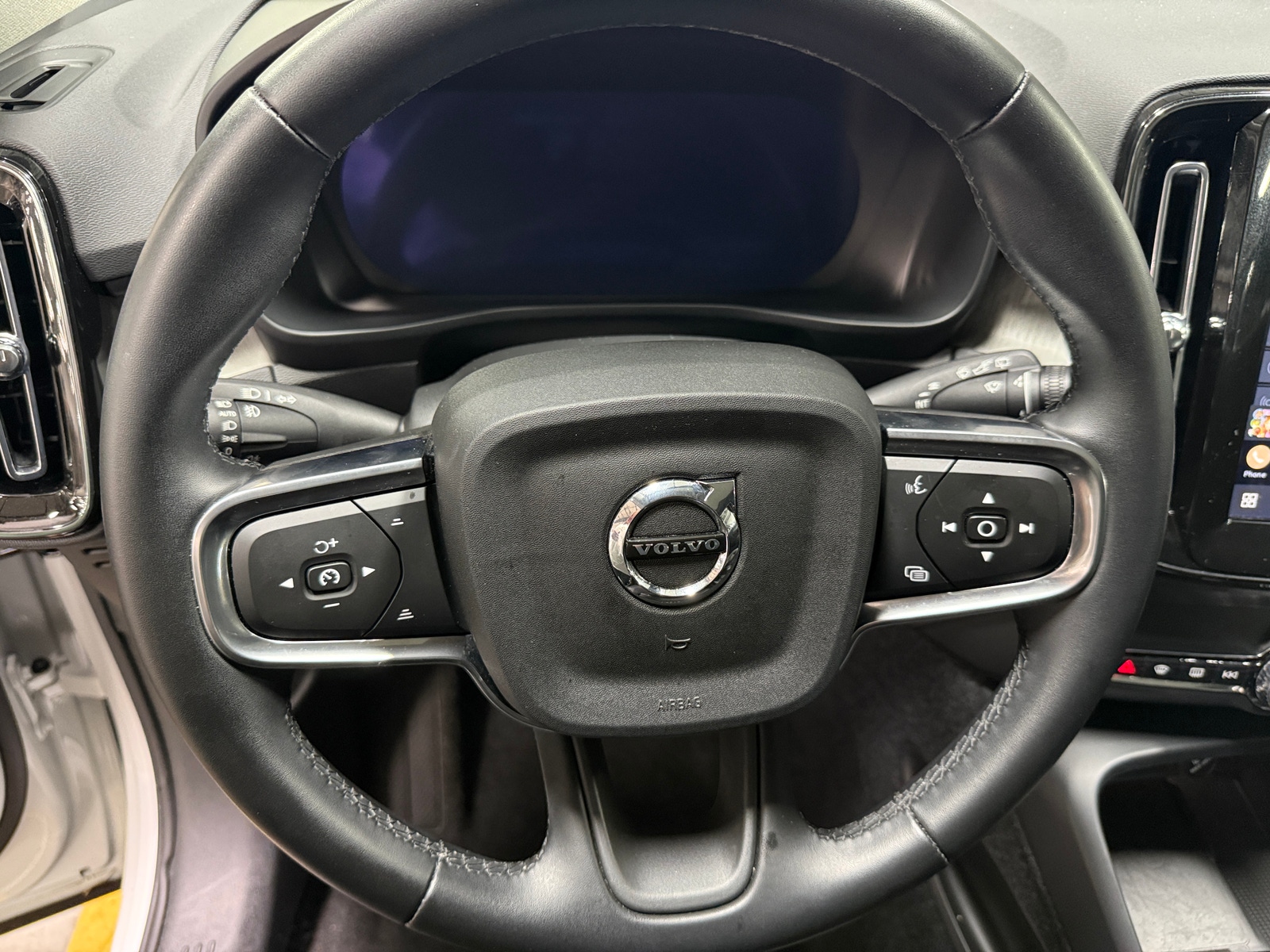Thumbnail: 2026 Volvo XC40 - 4