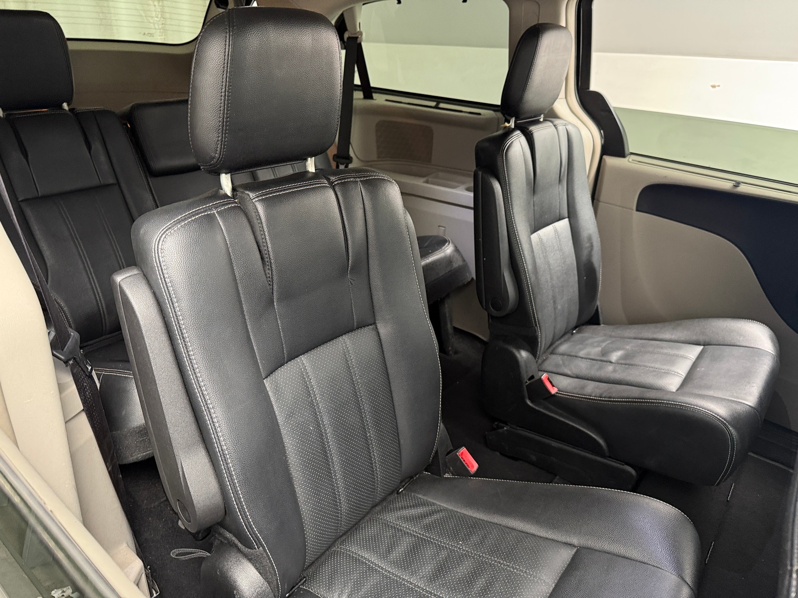 Thumbnail: 2015 Chrysler Town & Country - 5